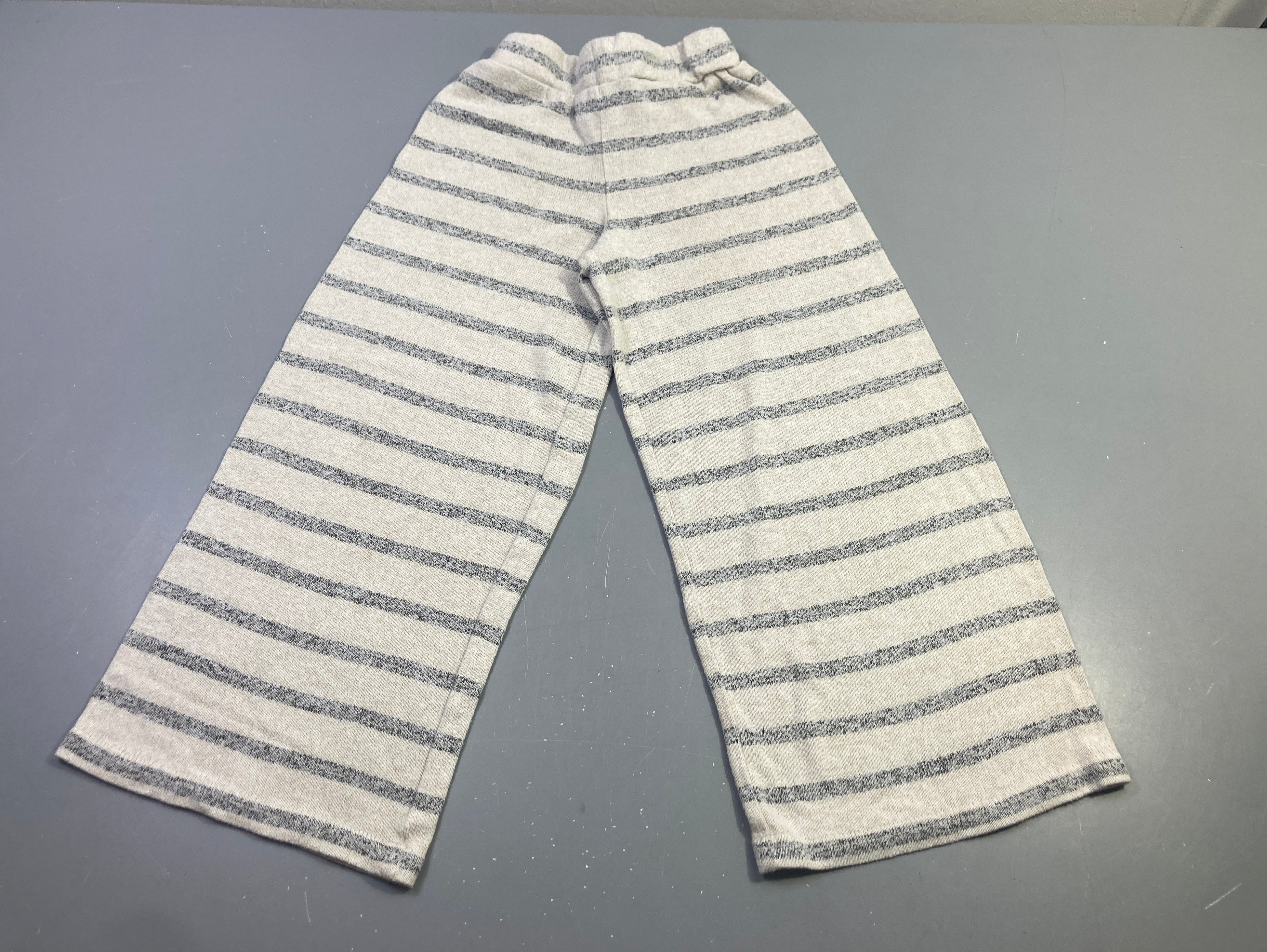 Pantalon mailles large rayé beige-gris