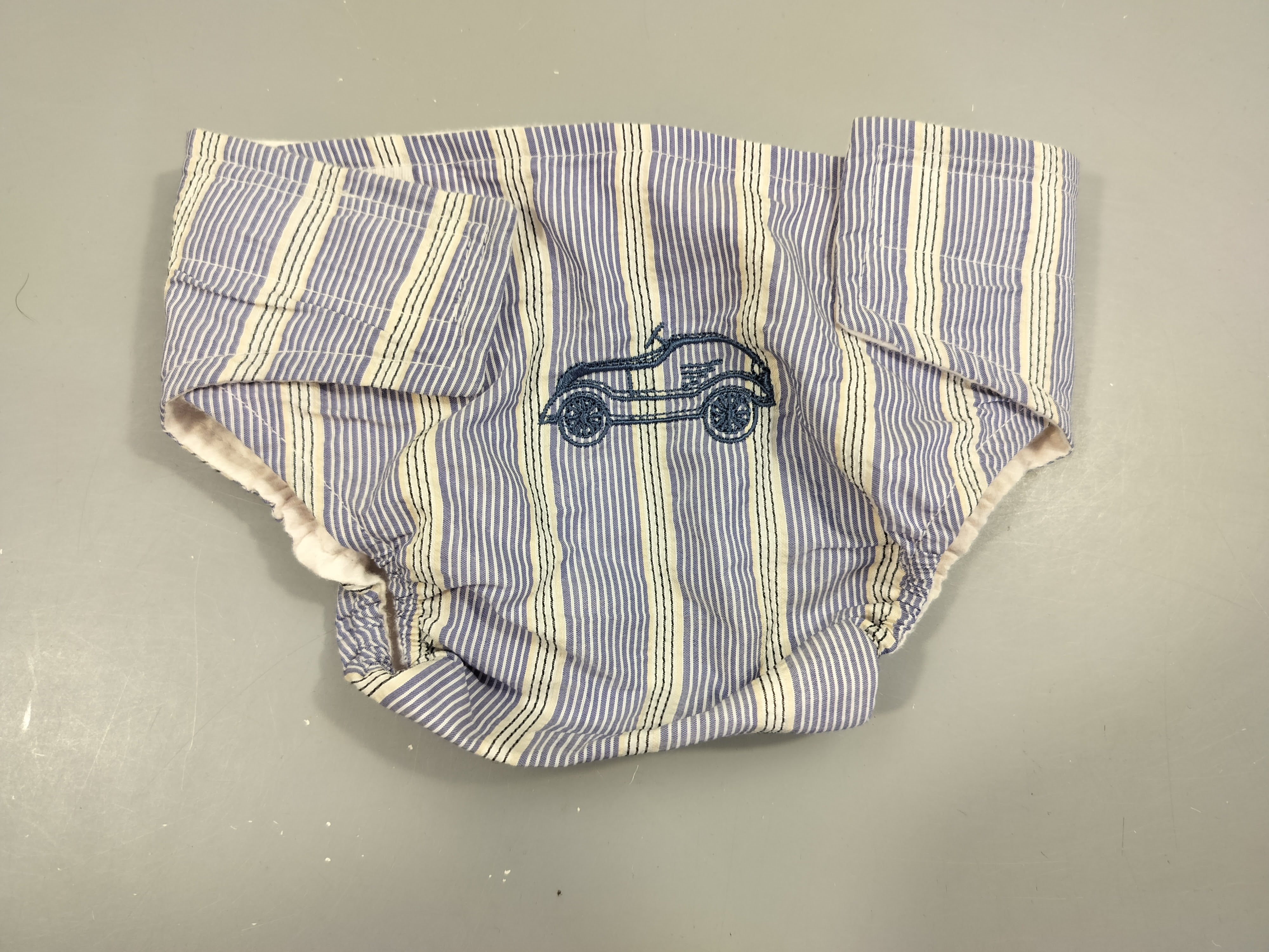 Culotte maillot couche ligné bleu, blanc. Voiture bleue