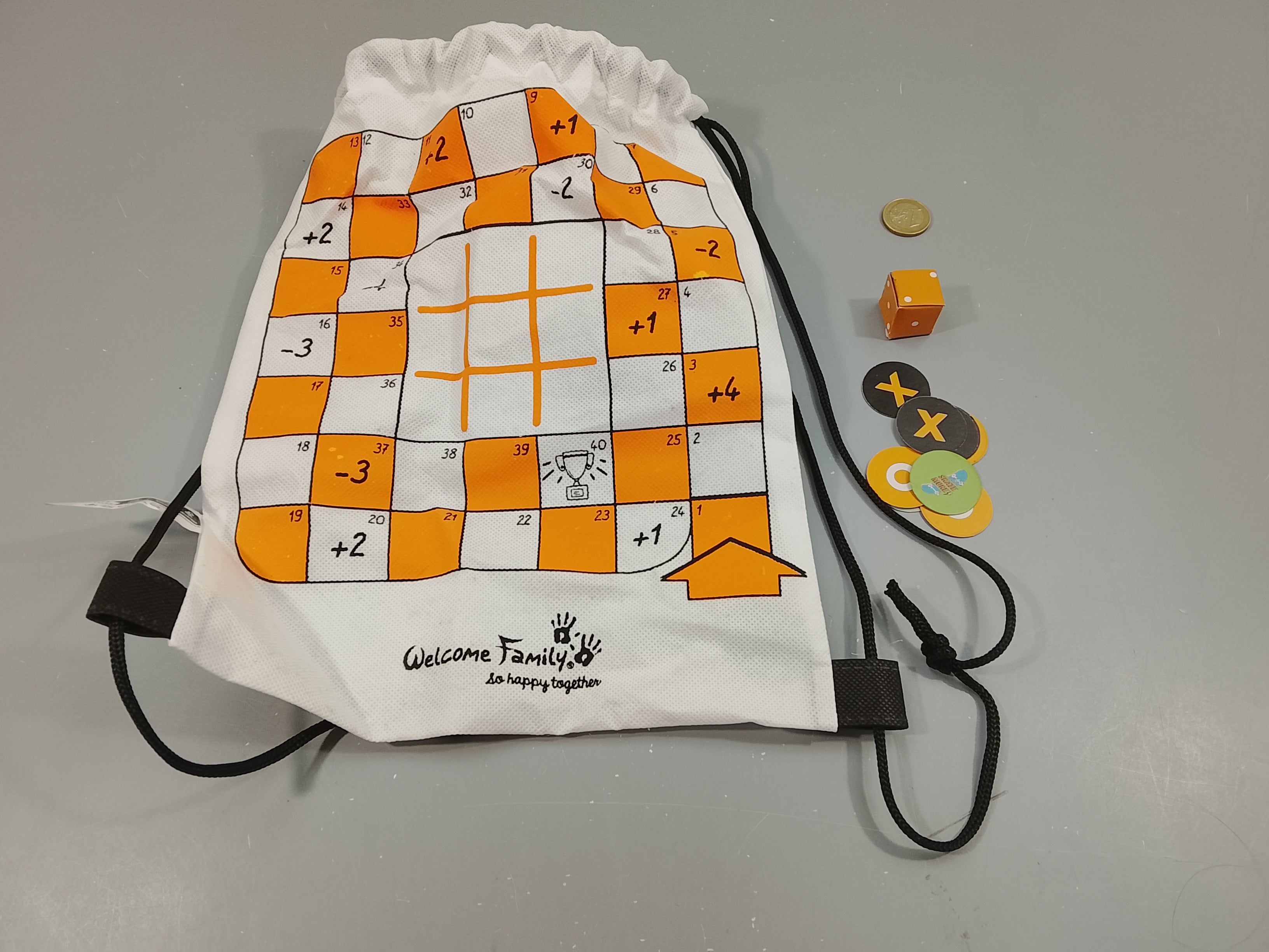 Complet,sac pour enfant, sert également de plateau de jeu