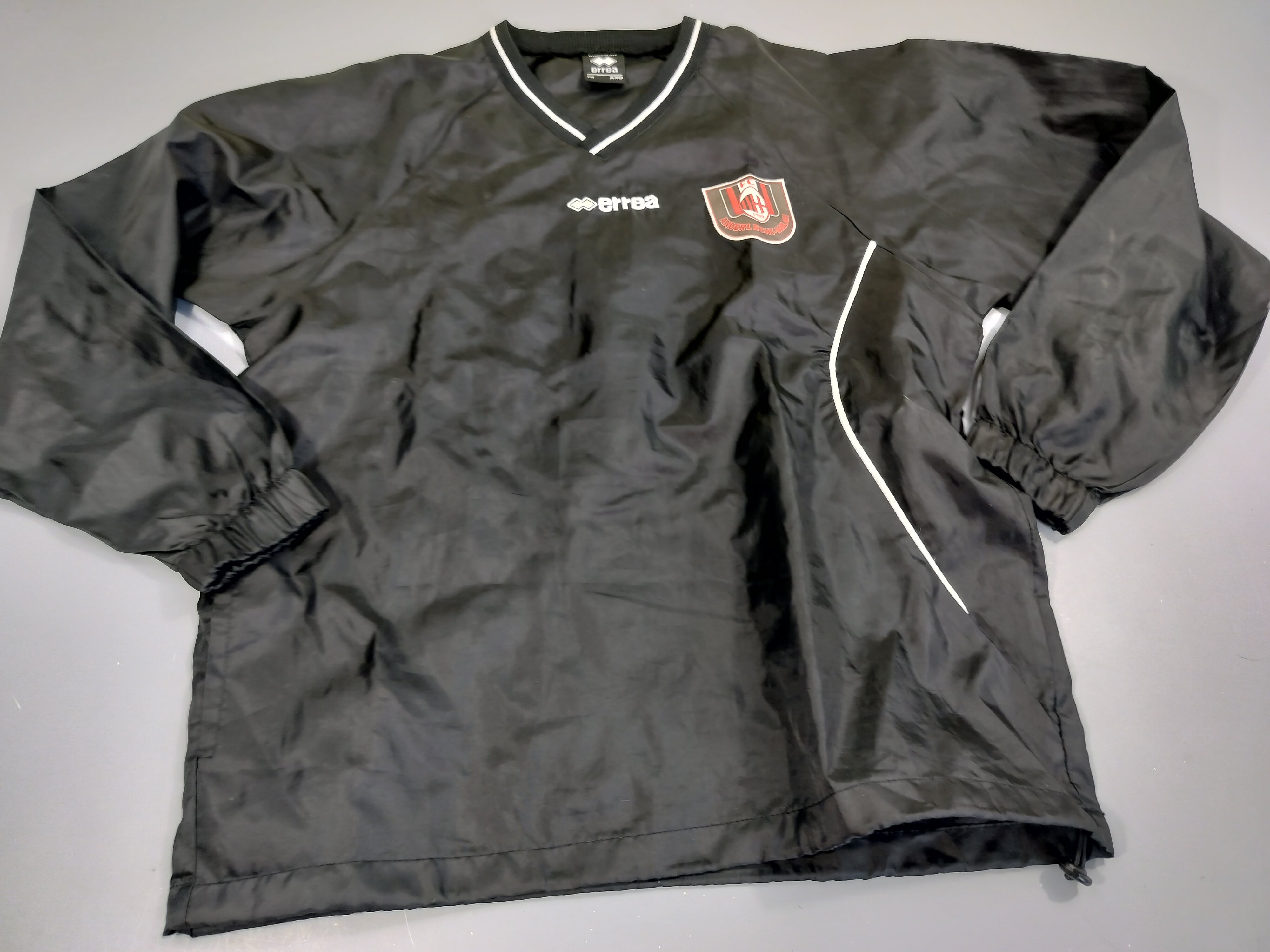 Pull  noir coupe-vent de foot, matière K-way 