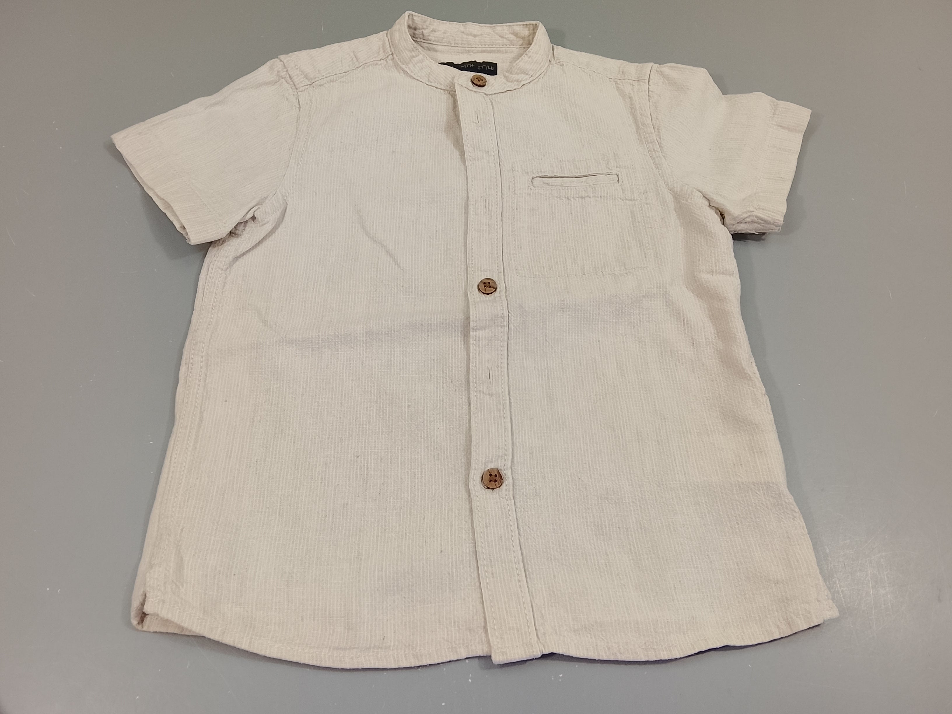 Chemise m.c à carreaux beige et blanc, col mao, poche chino