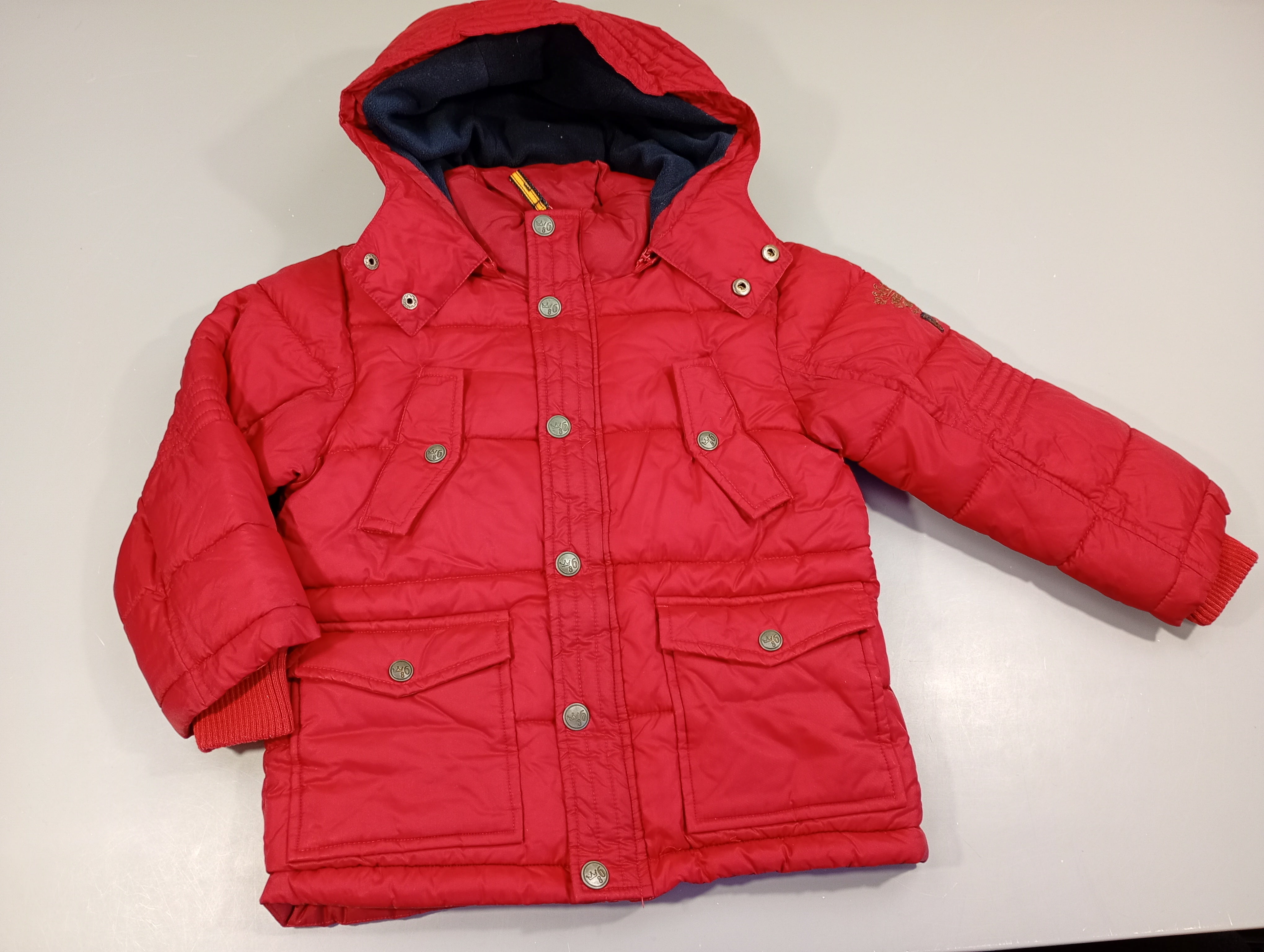 Veste zippée à capuche rouge, légère tache à l'avant