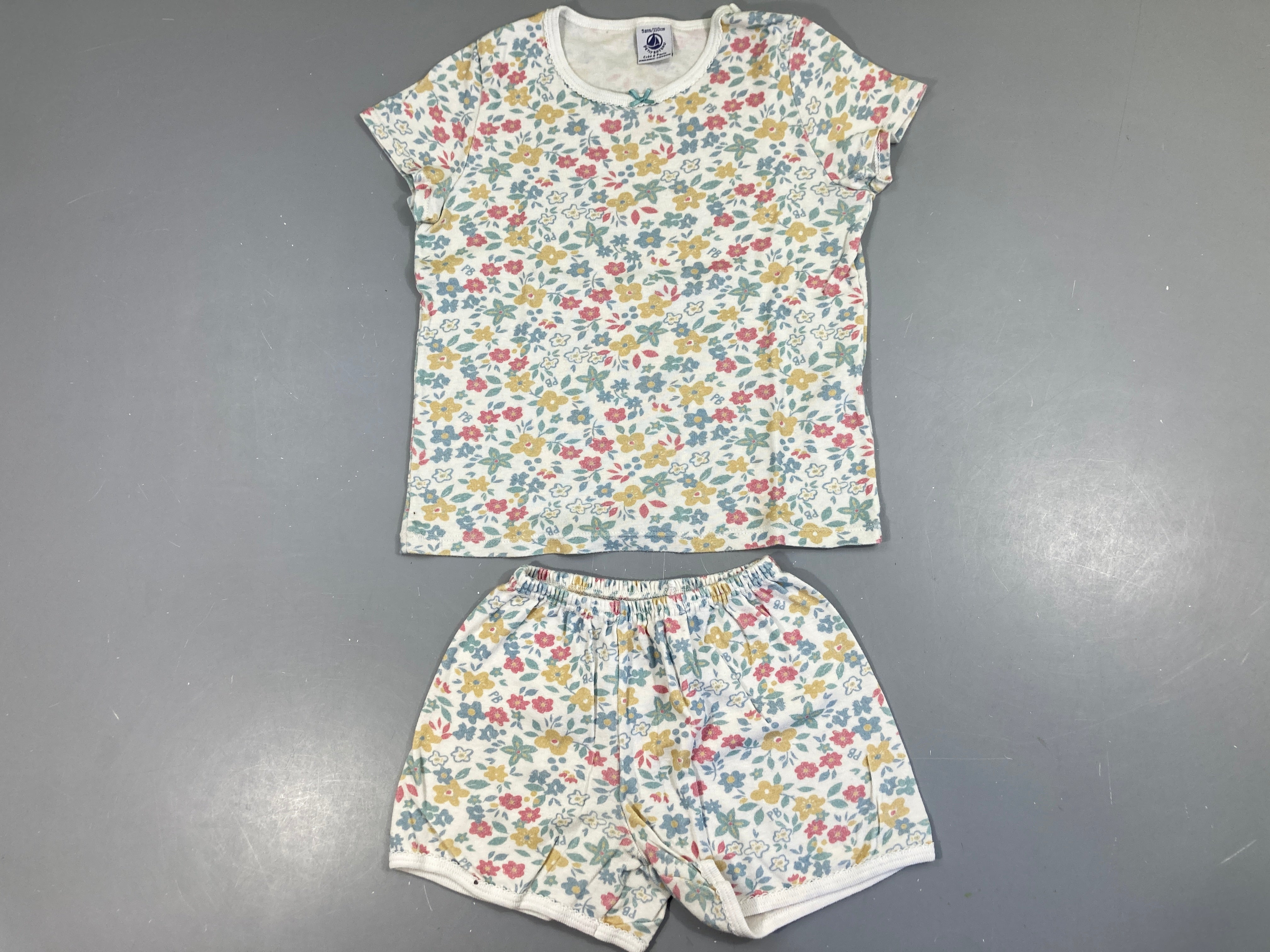 Pyjashort 2pcs jersey blanc fleuri légèrement bouloché