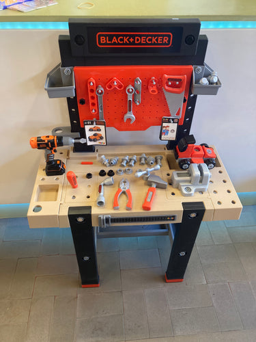 Établi Black&Decker + accessoires, moins cher chez Petit Kiwi