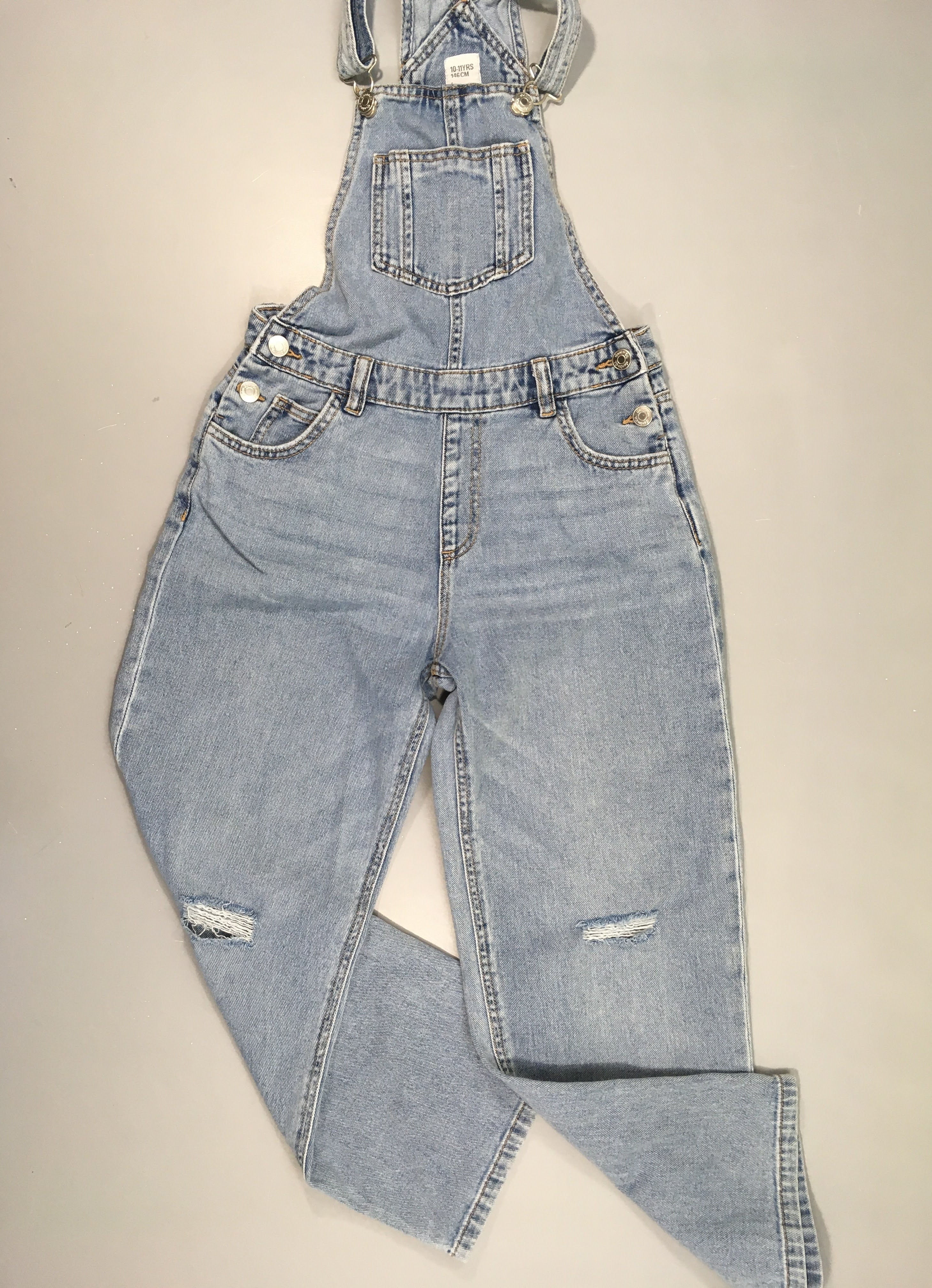 Salopette en jean effet déchiré