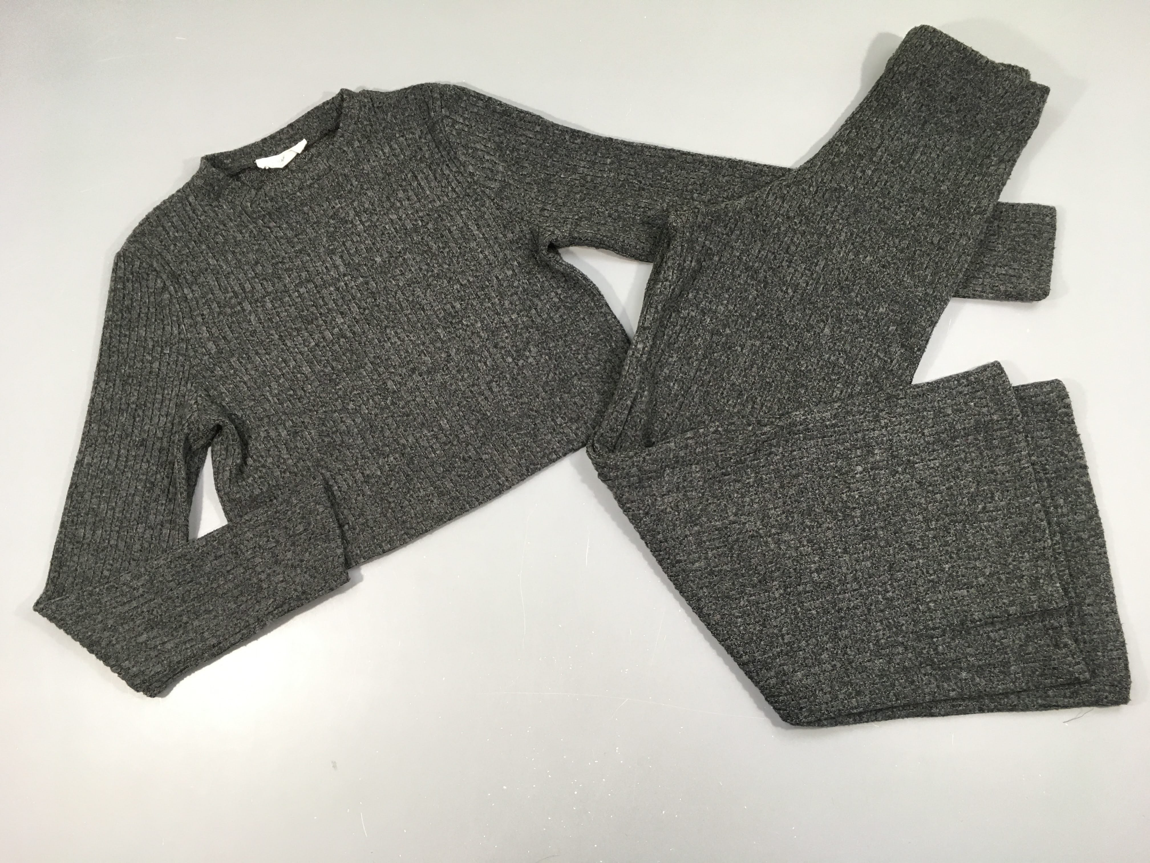 Pull cropped gris côtelé + Pantalon