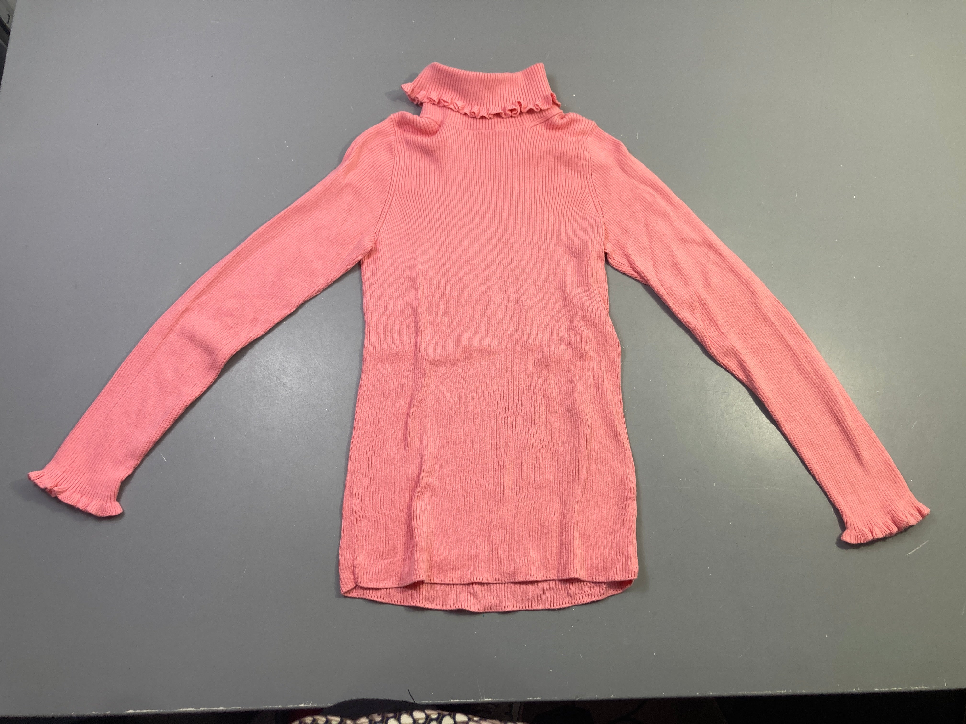 T-shirt col roulé rose côtelé, un peu bouloché