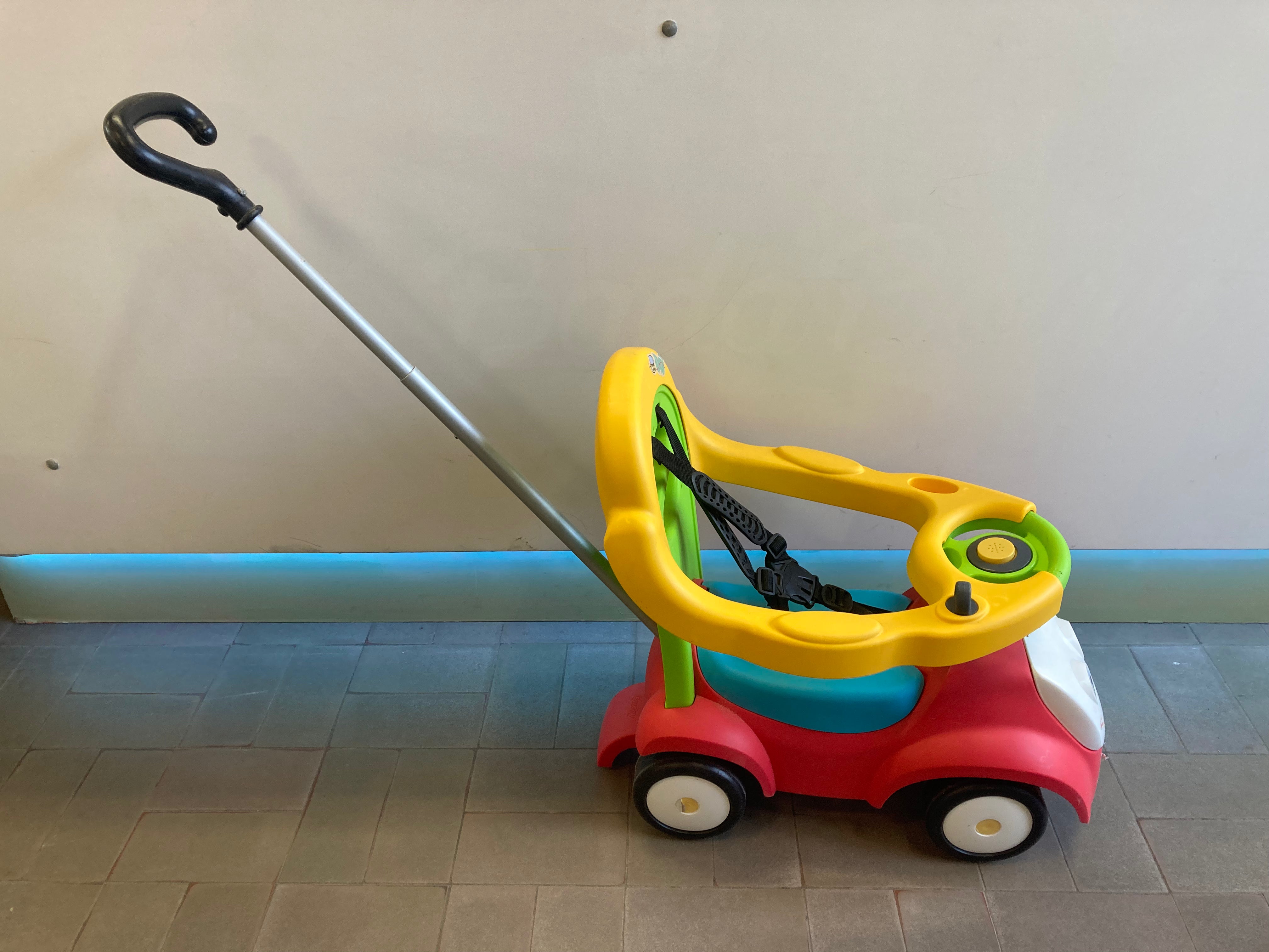 Porteur/pousseur voiture rouge, à rafraichir, stickers déchirés