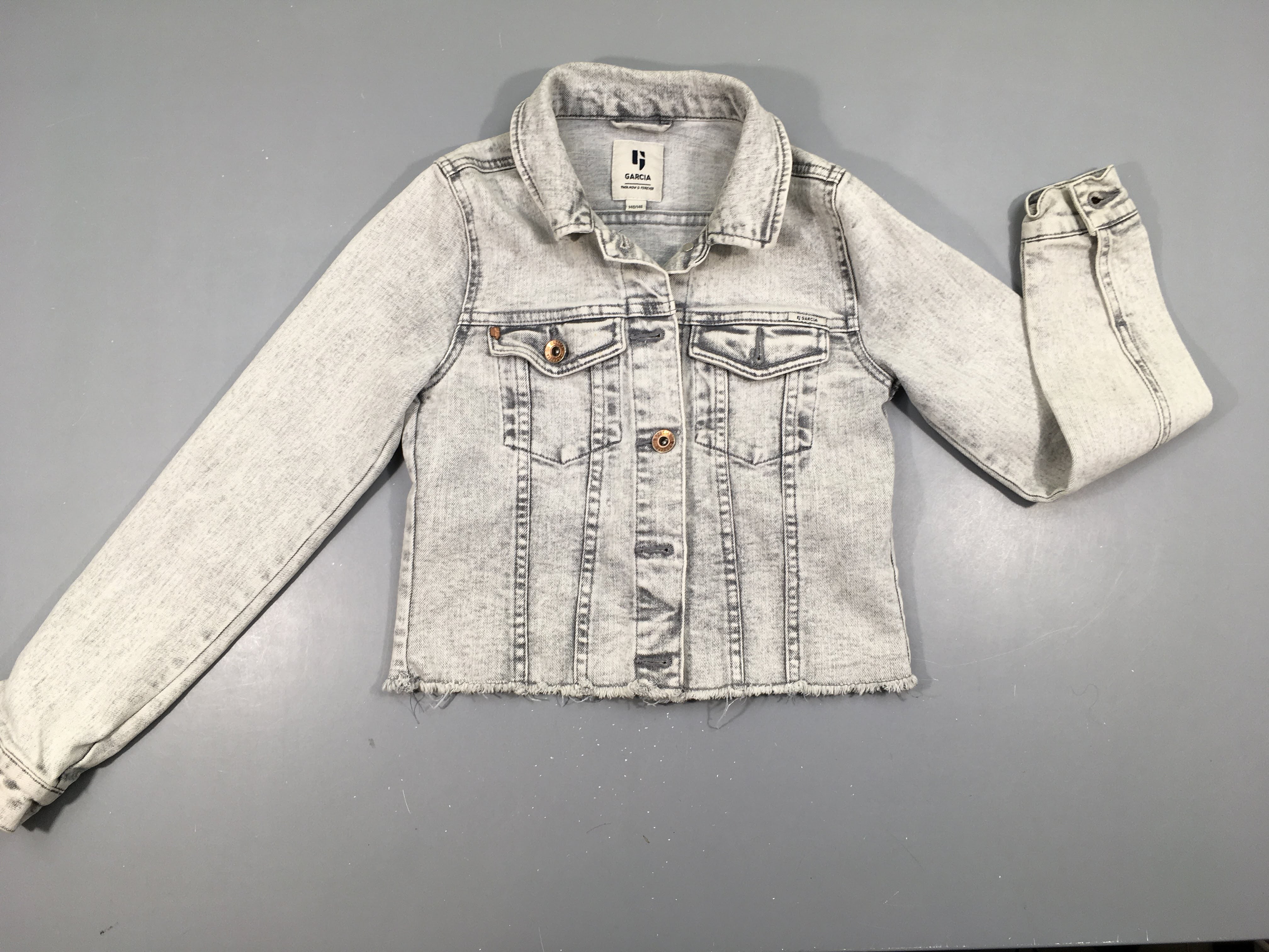 Veste en jean grise-Légère tache arrière manche G