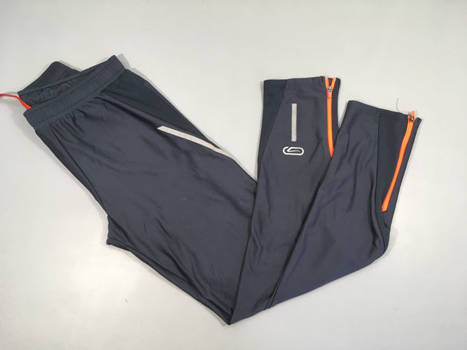 Pantalon de training bleu foncé kalenji, légèrement bouloché, moins cher chez Petit Kiwi