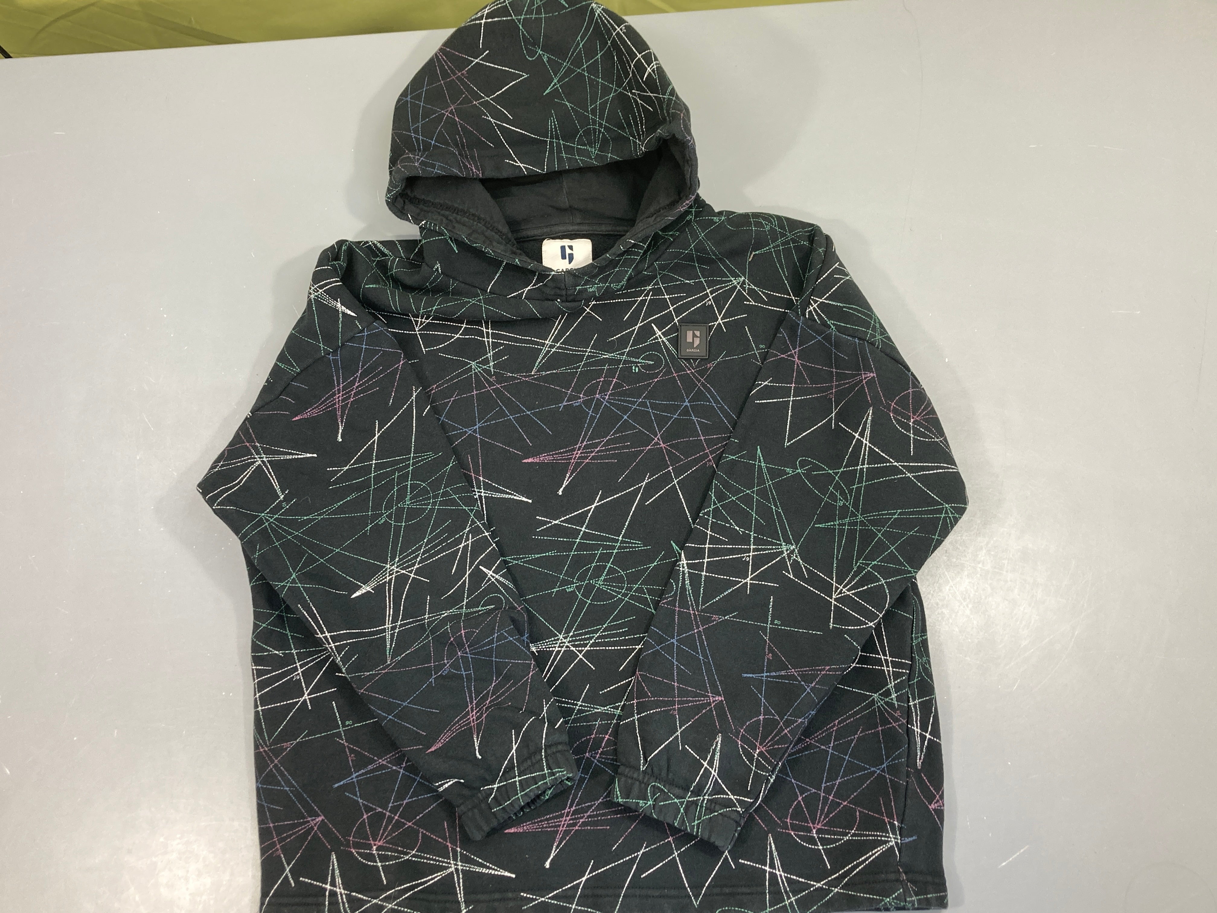 Sweat à capuche noir ligne/formes géométriques