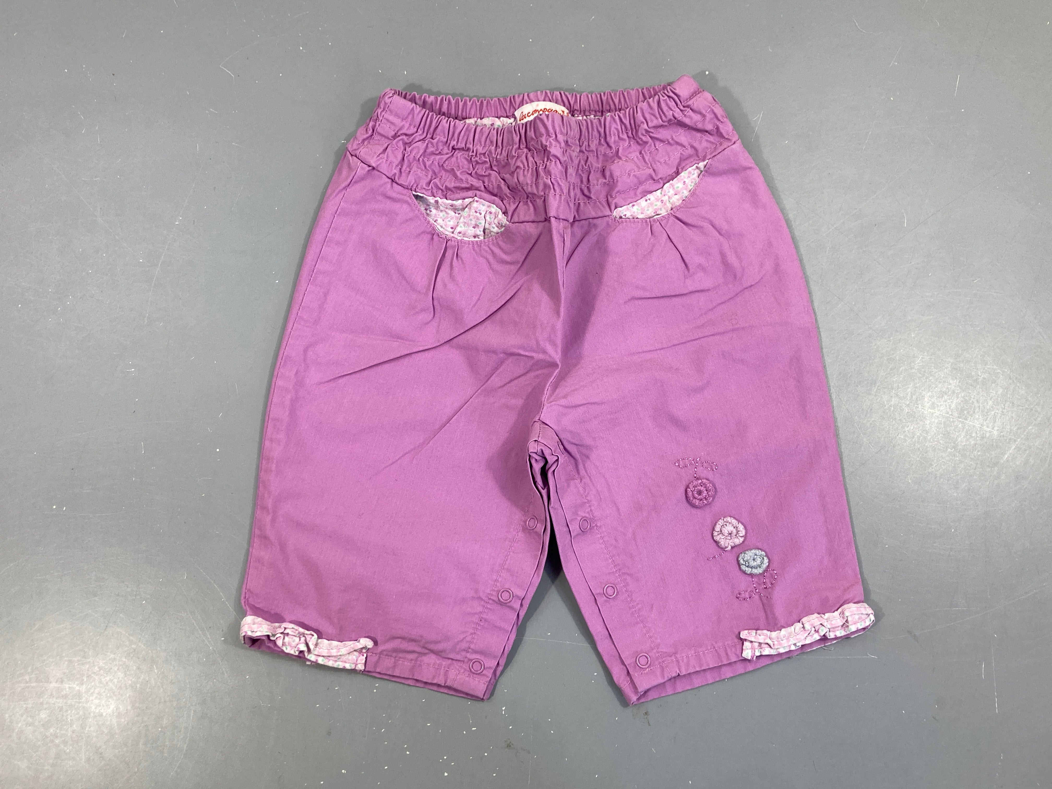 Pantalon lilas pressions entre-jambe fleurs brodées