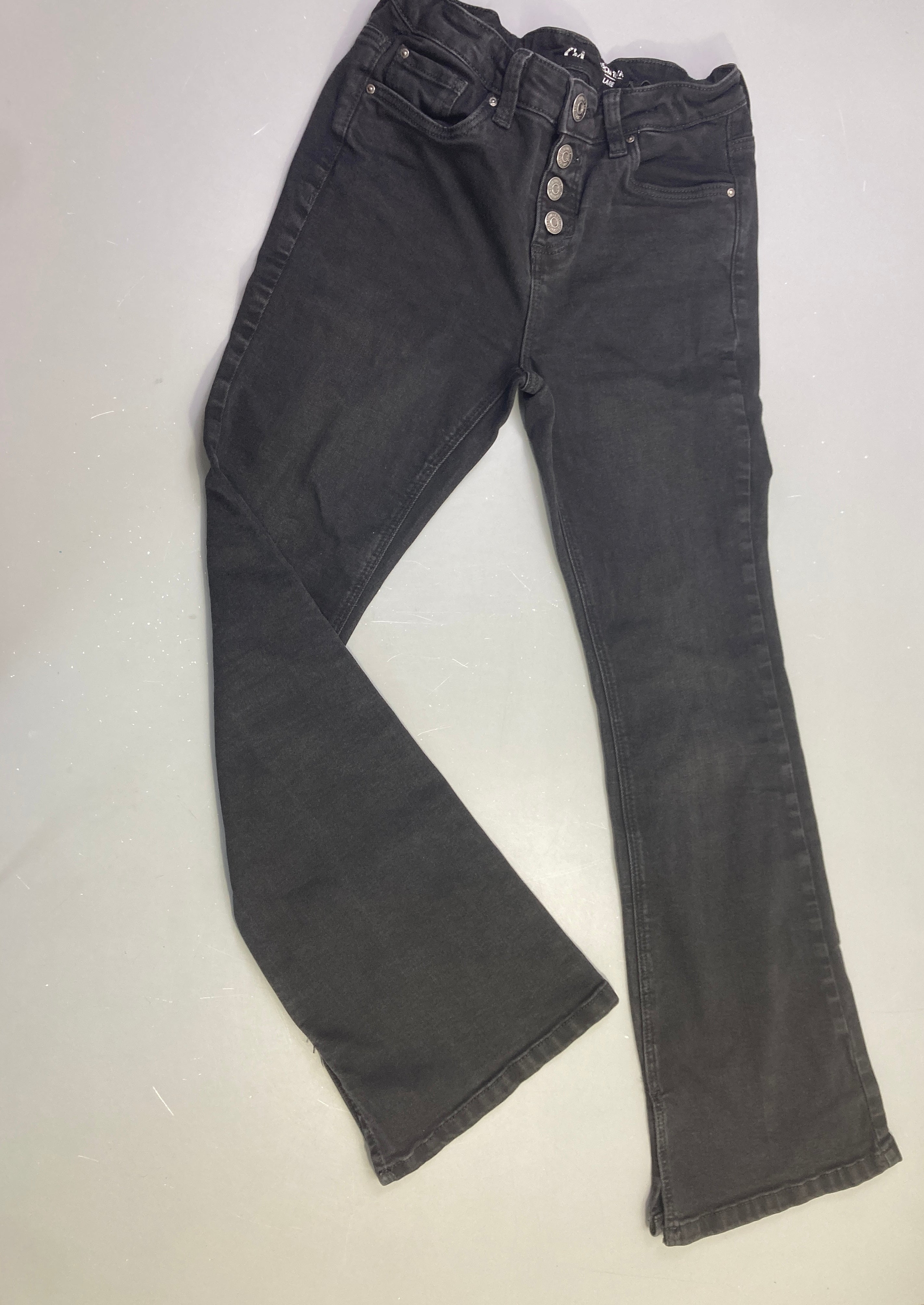 Pantalon jean gris foncé délavé, flare, boutons apparents