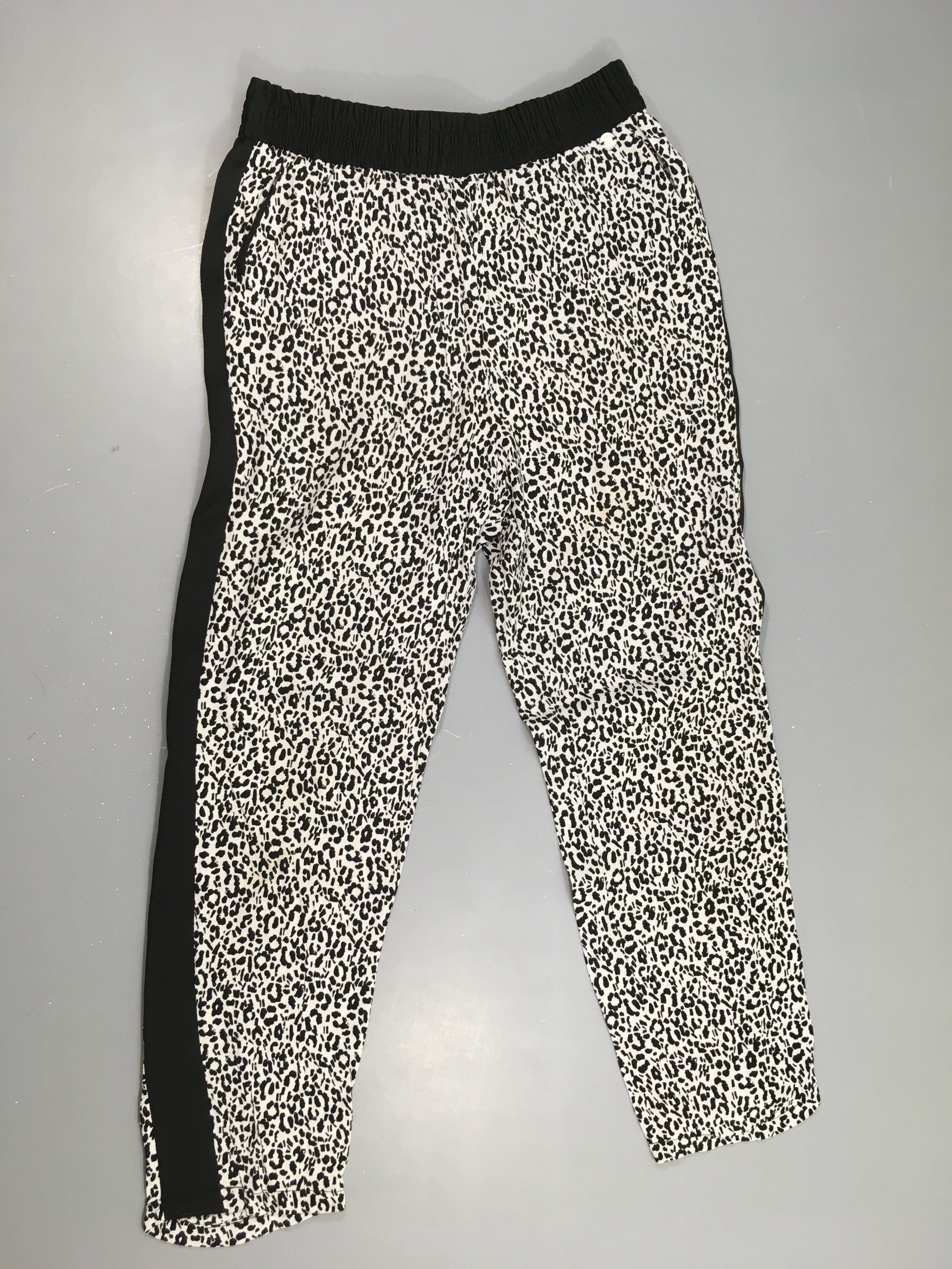 Pantalon fluide noir et blanc léopard Taille estimée