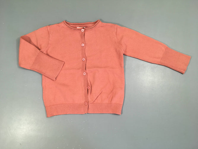 Gilet rose légèrement bouloché, moins cher chez Petit Kiwi