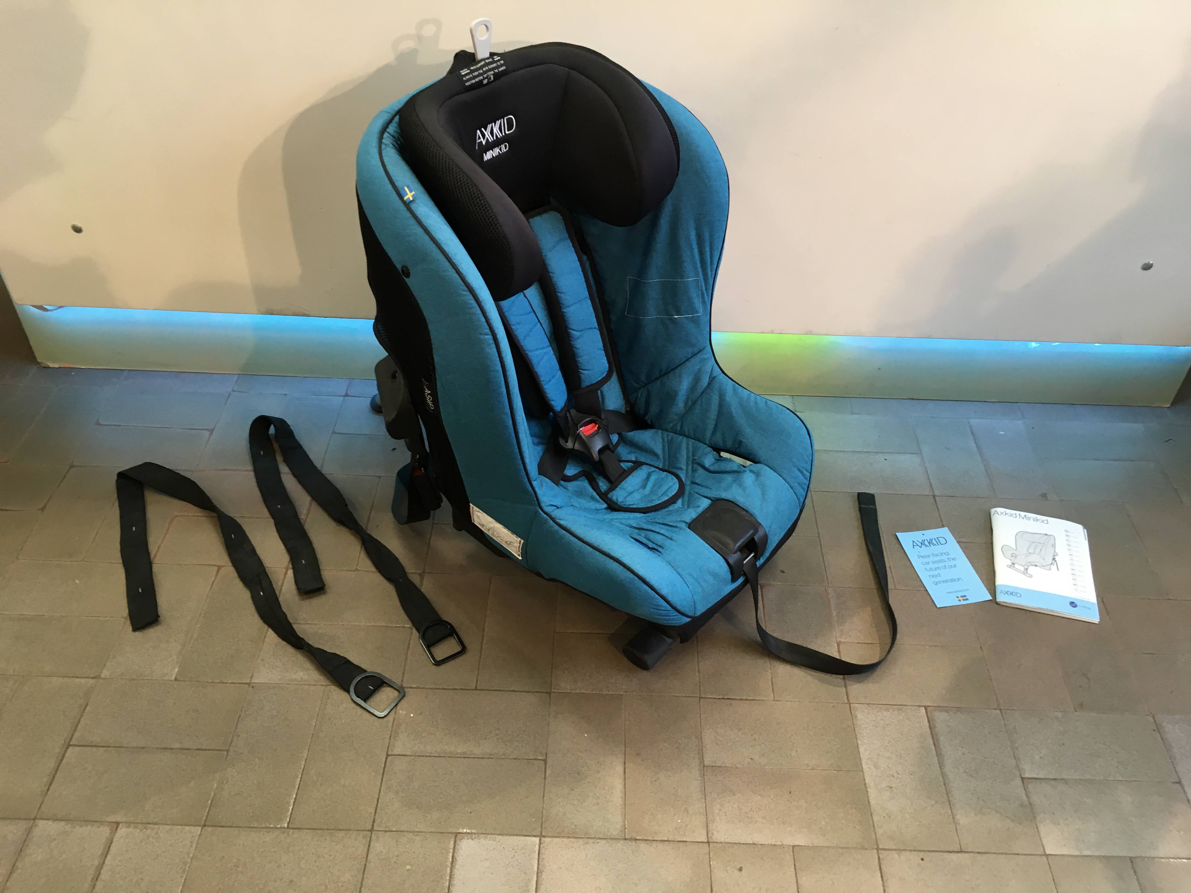 Siège-auto dos à la route, Axkid Minikid bleu, groupe 1-2 - petite trou à la housse avec manuel - Valeur neuf: 350€