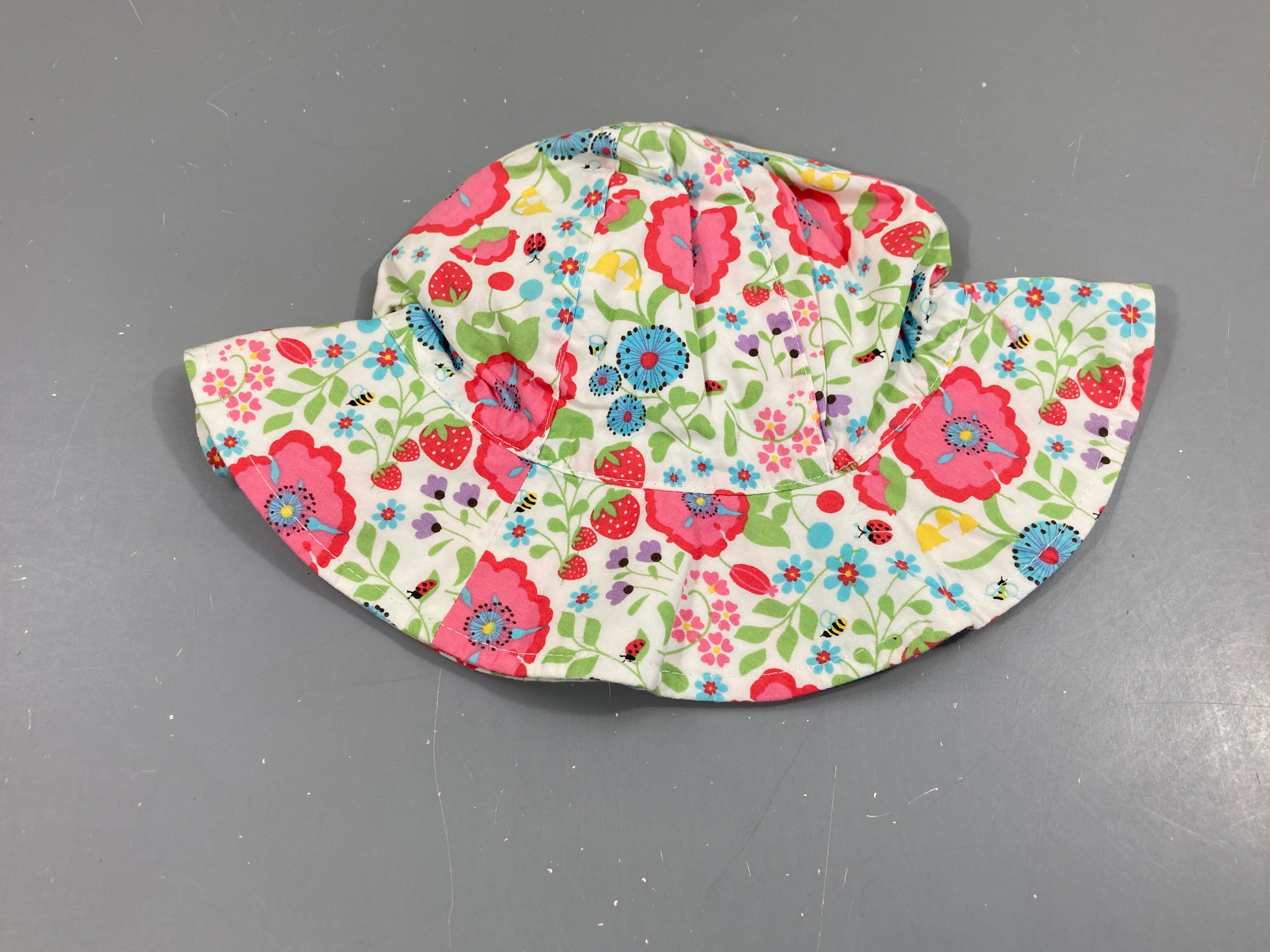 Chapeau blanc fleurs et fraises