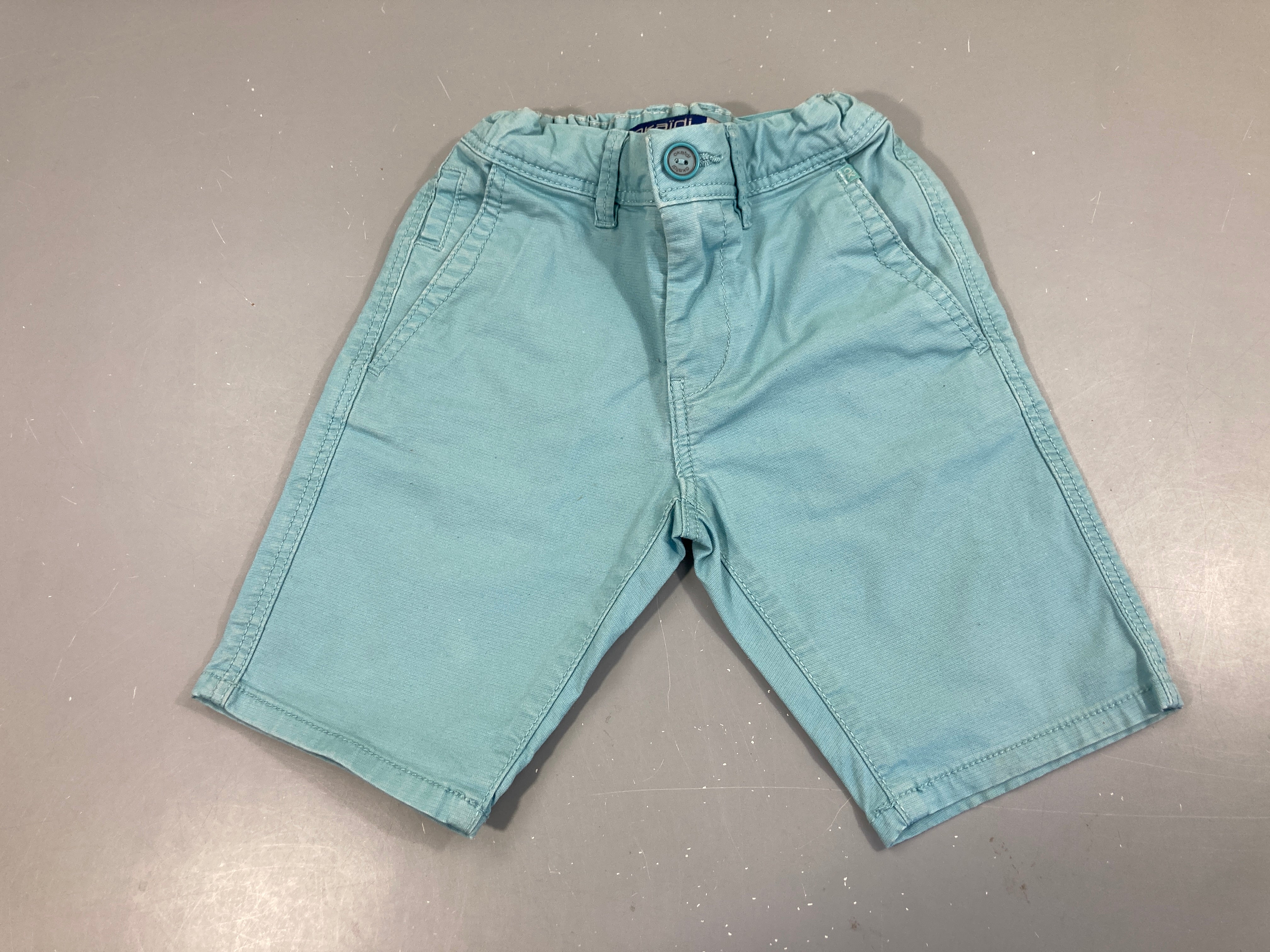 Bermuda bleu clair chino-poches arrière légèrement souillées