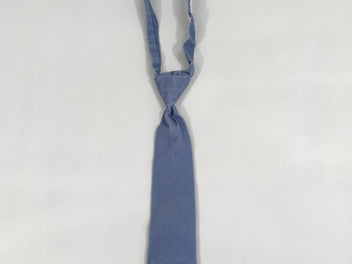 Cravatte bleue, trace de repassage