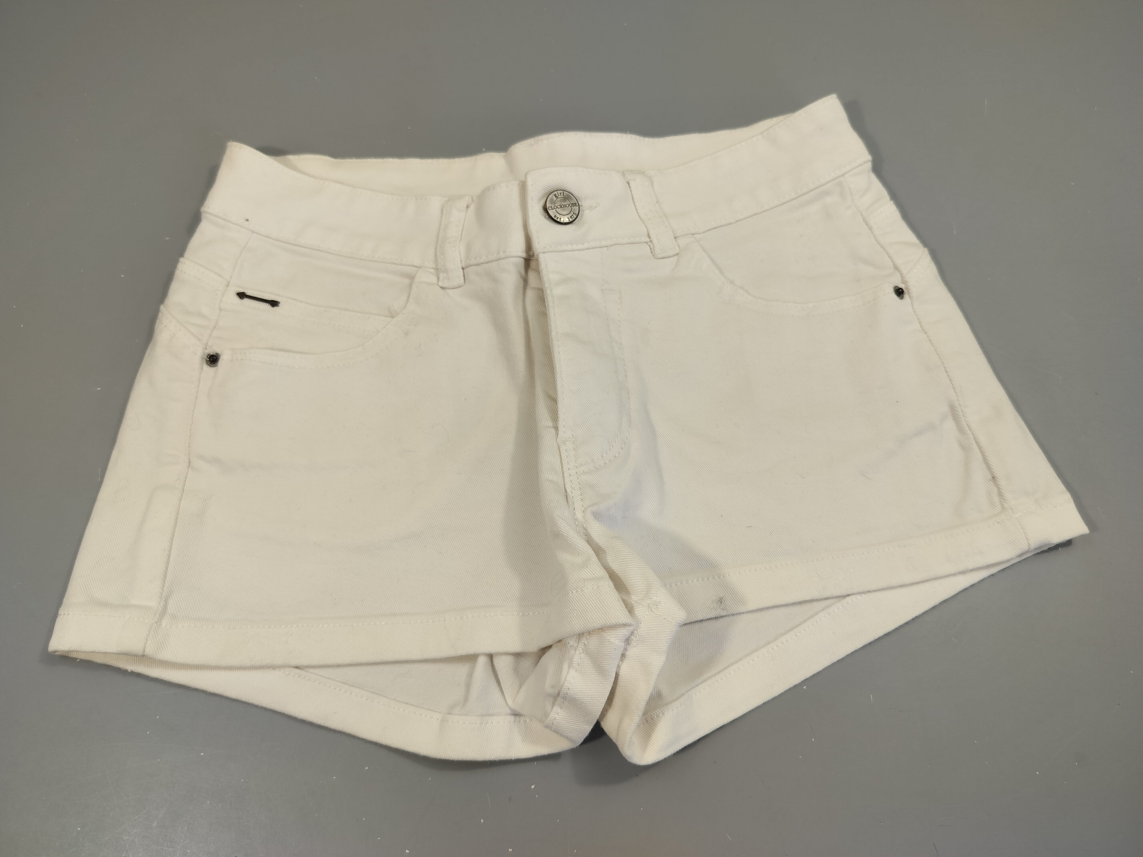 Short en jean blanc , effet éraillé . Flèche à la poche  T 34 Légère tache à l'arrière