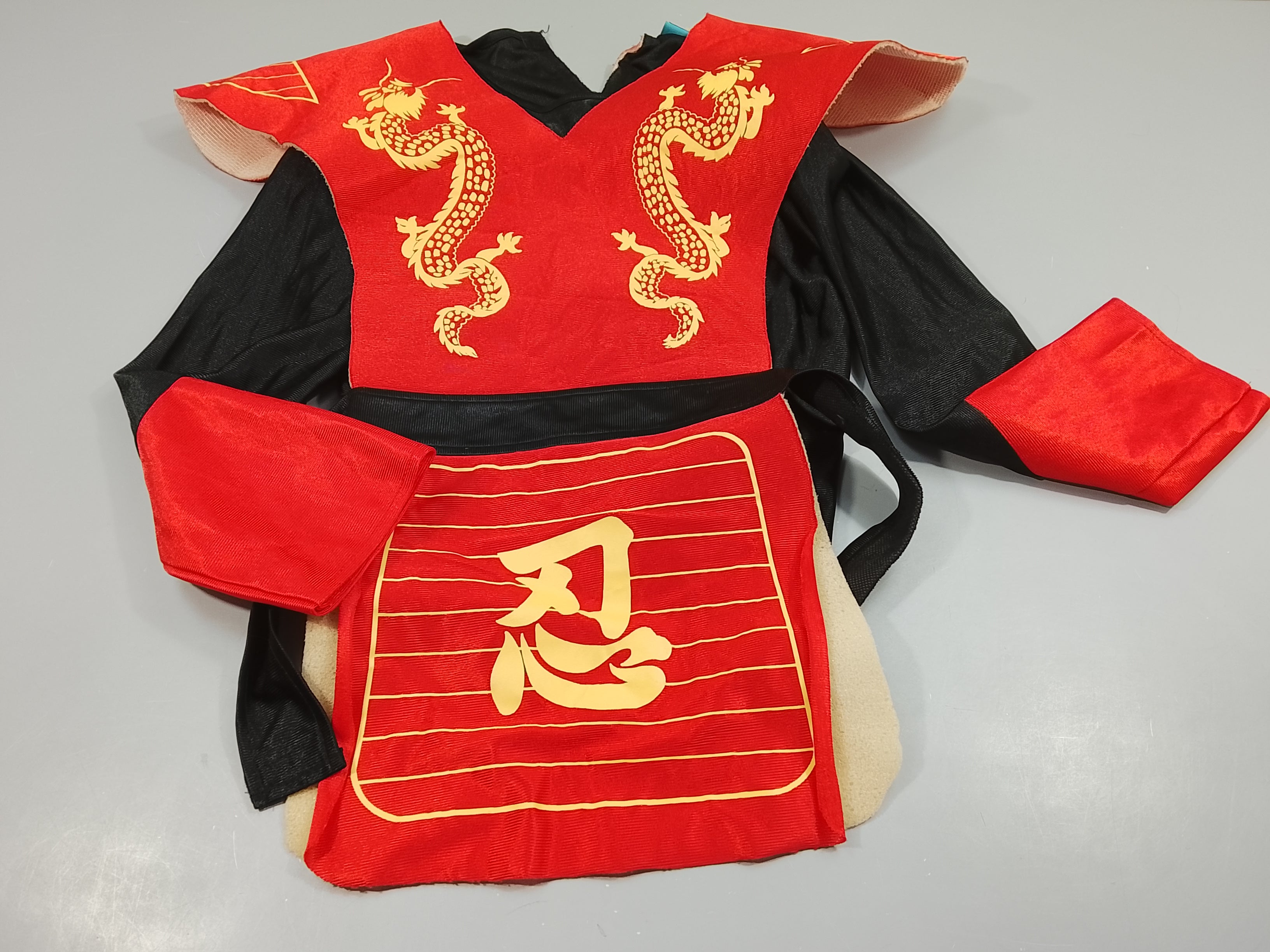 Blouse de Ninja noir et rouge, dragons dorés