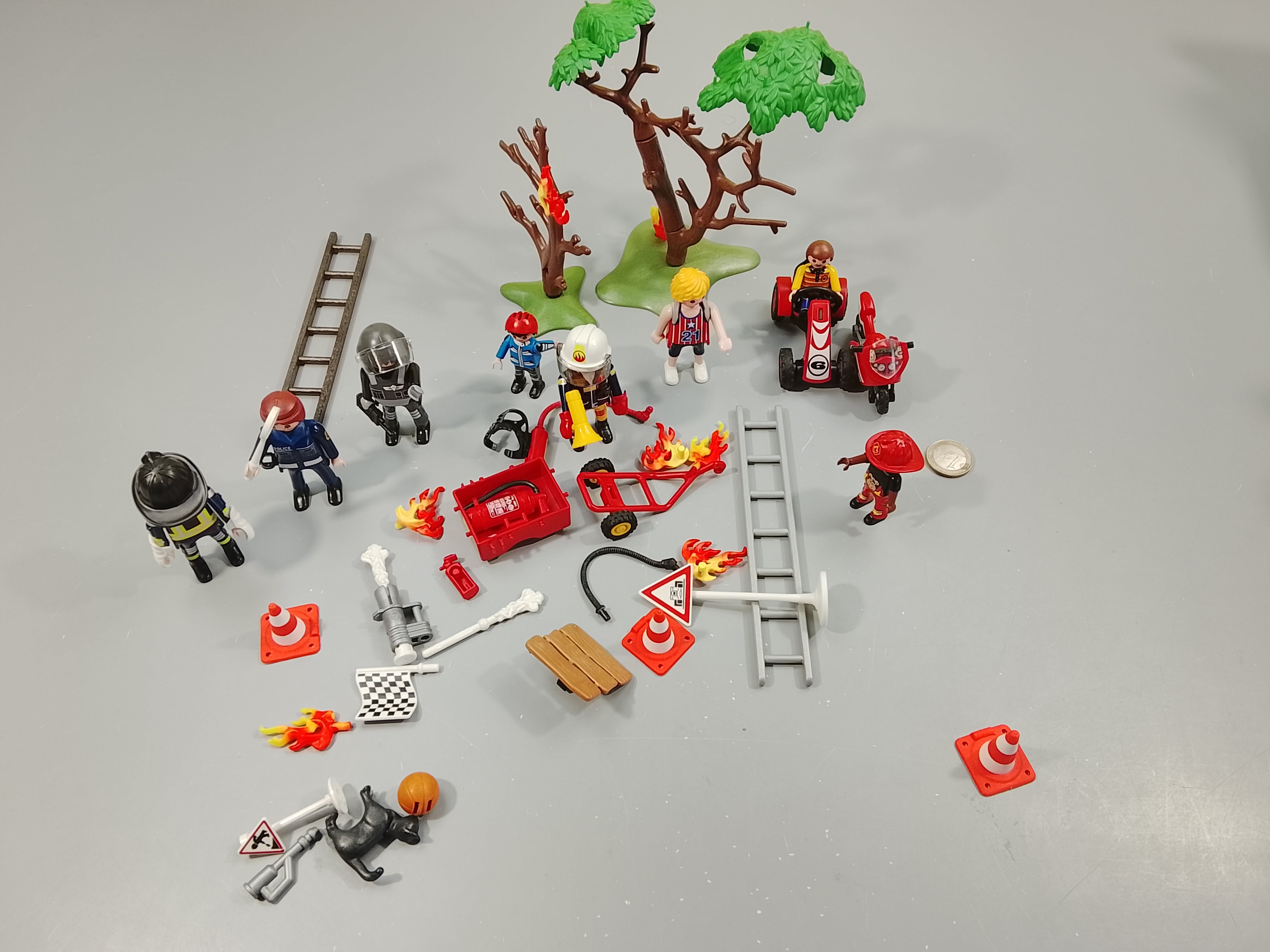 Lot Playmobile en vrac, pompiers, policiers,...
