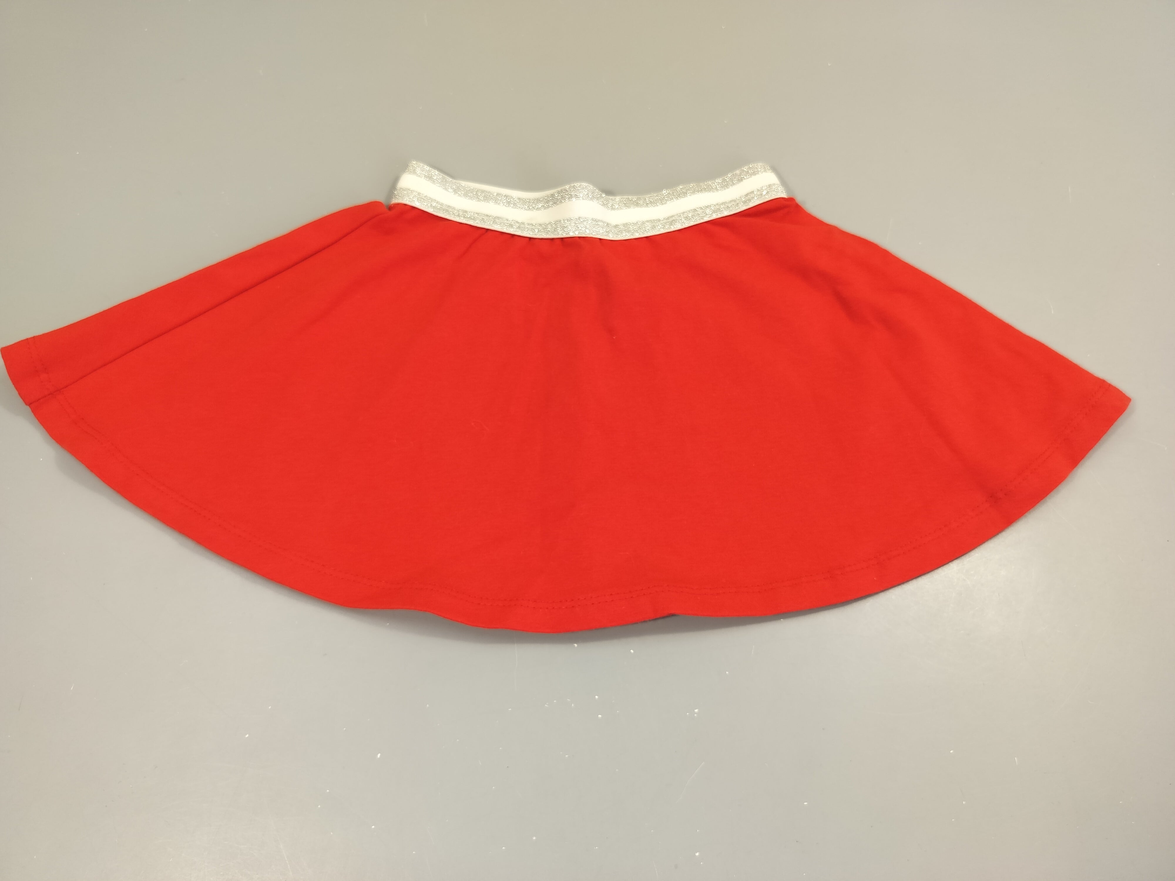 Jupe rouge, taille élastique blanc et argenté pailleté