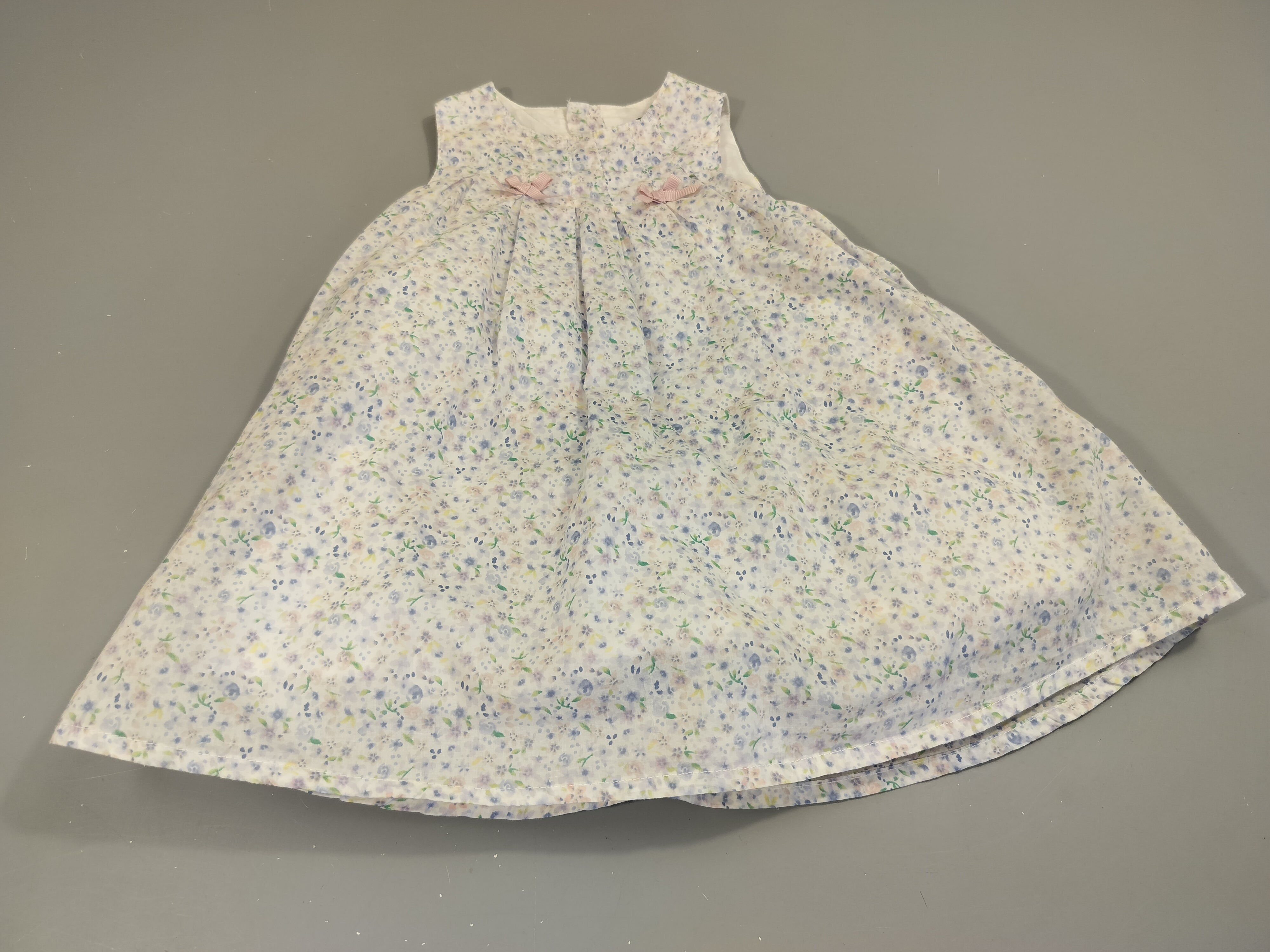 Robe s.m blanche à petites fleurs pastel , doublée