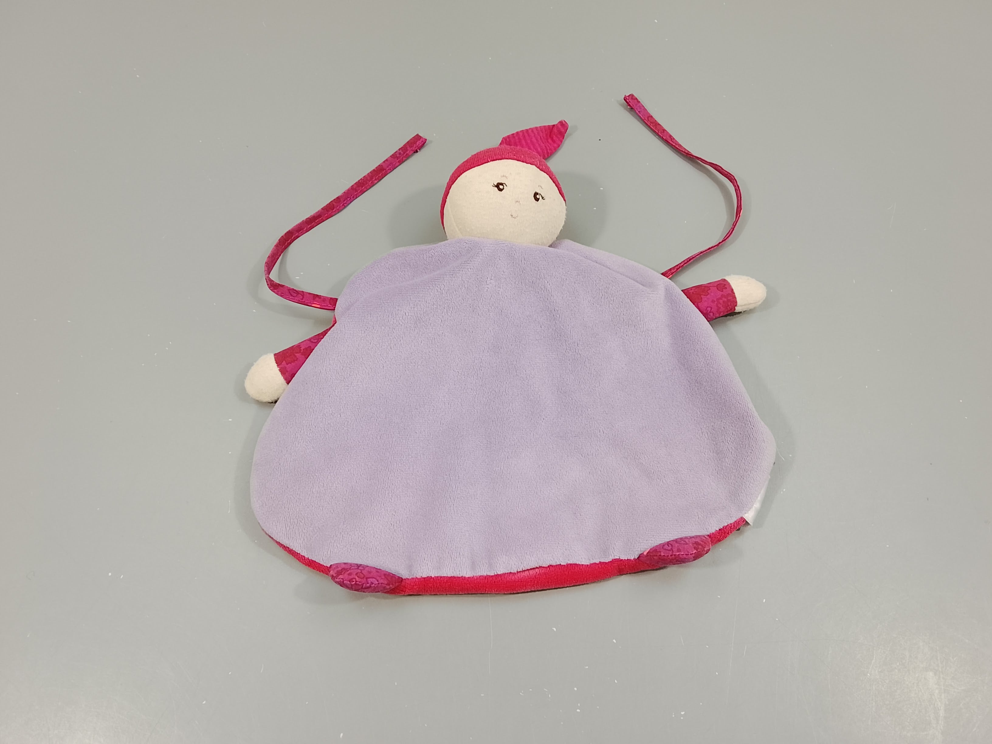 Doudou plat lutin  poupée Corolle . Mauve et fuchsia. Tête légèrement boulochée