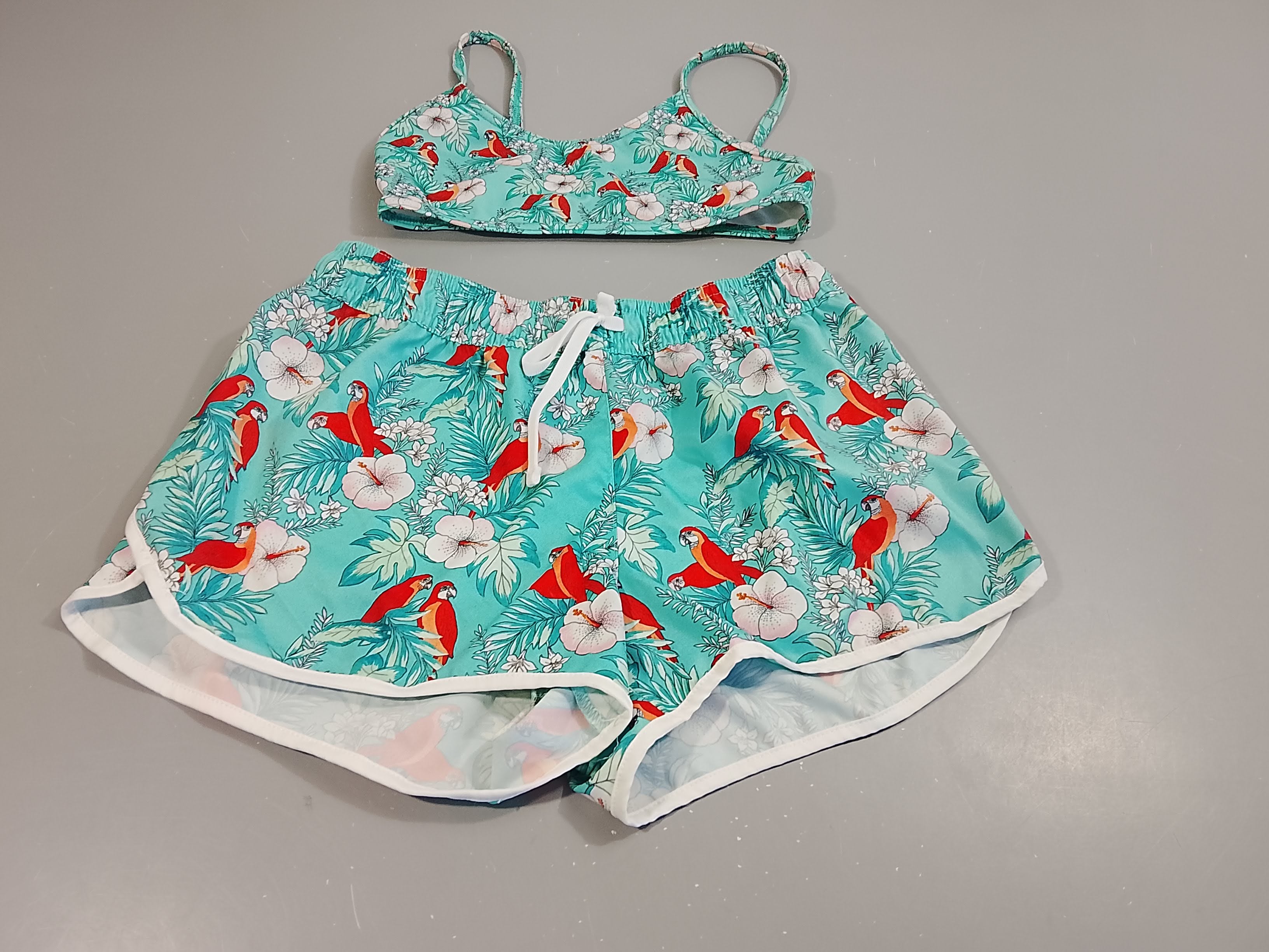 Ensemble maillot 2 pcs  short + brassière turquoise motifs perroquets rouges et fleurs blanches,Pas de taille indiquée, estimée  11-12a