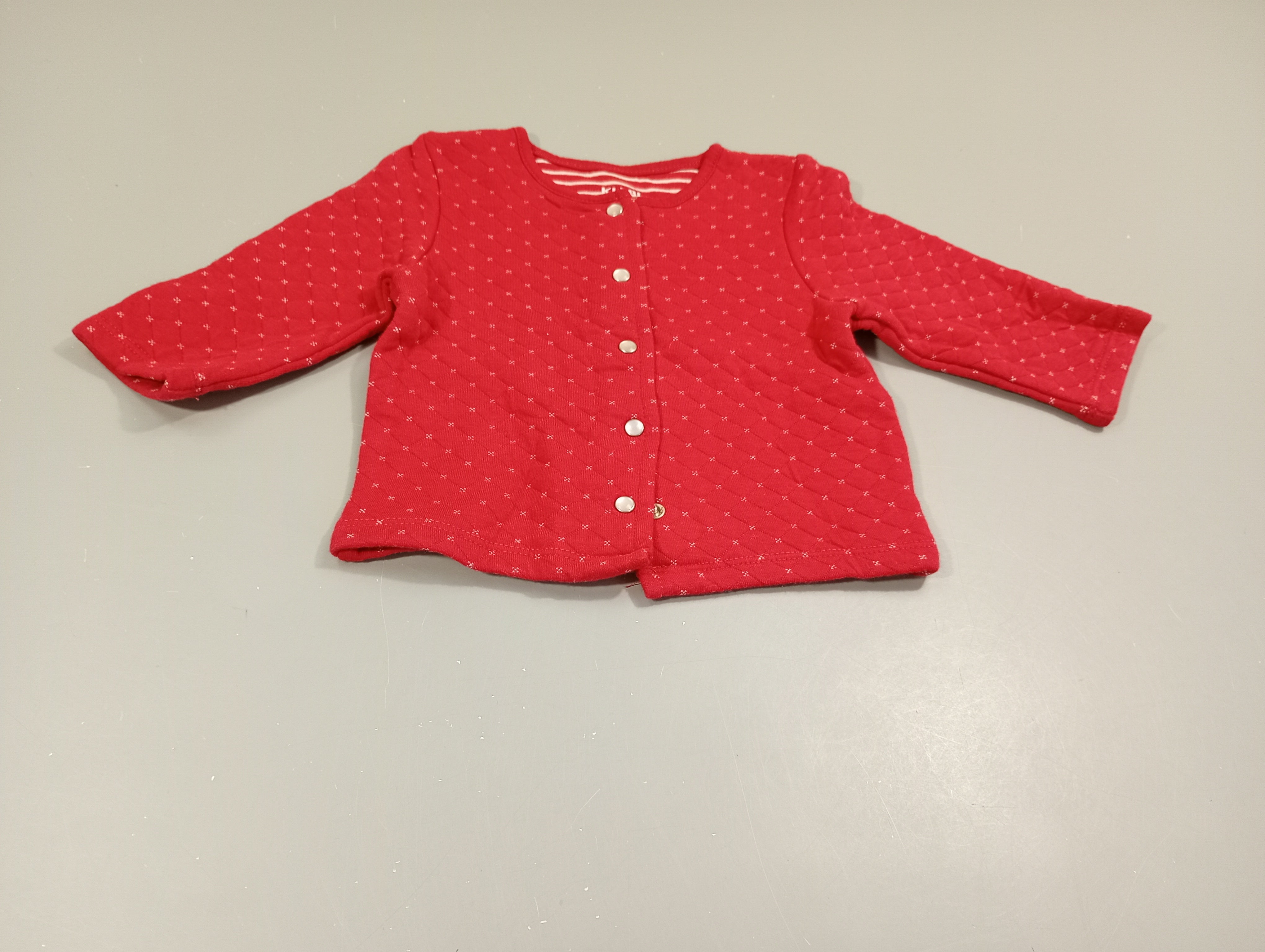 Gilet rouge, motifs blancs