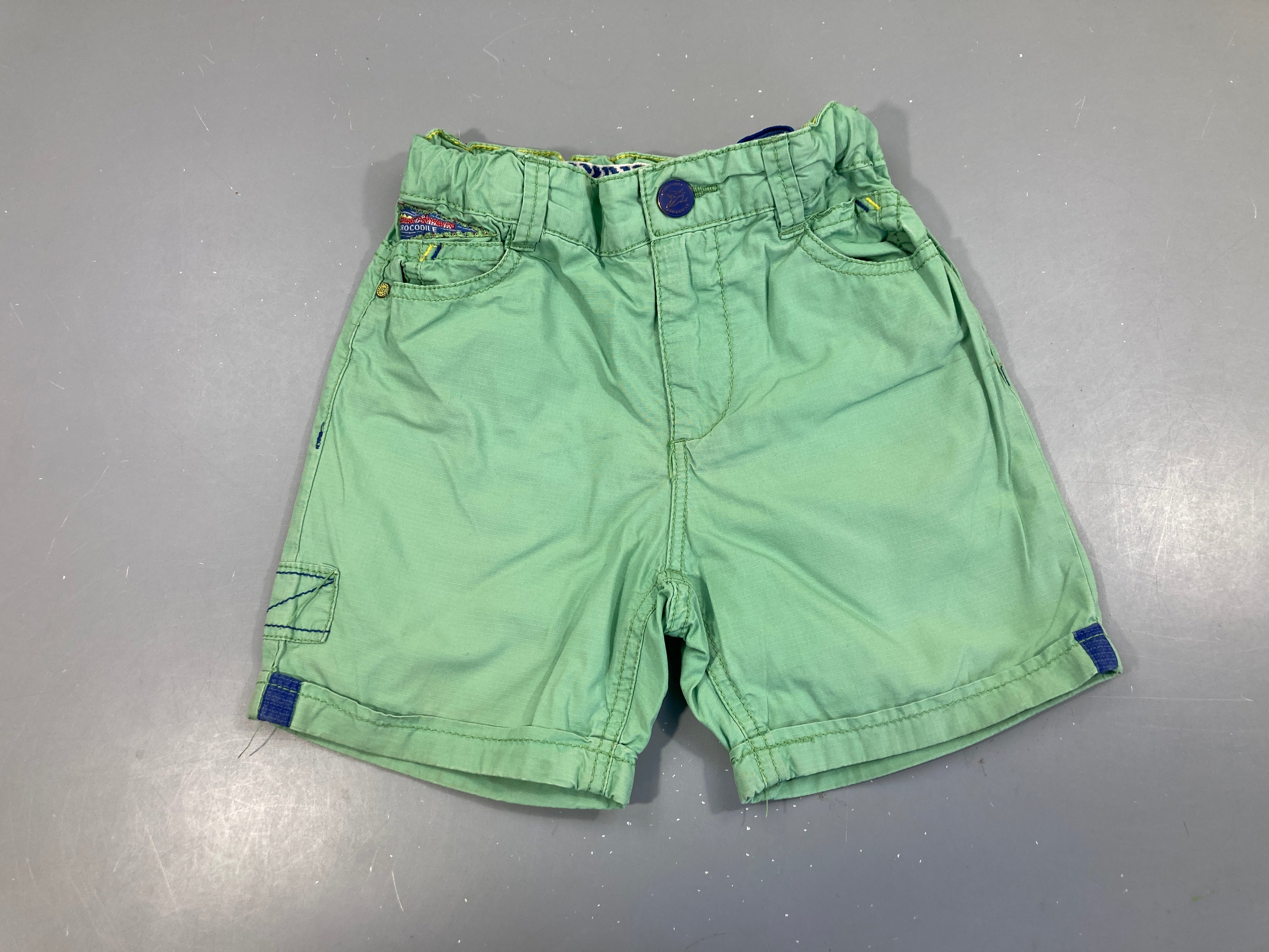 Bermuda à revers vert clair Ecusson jungle arrière effrité
