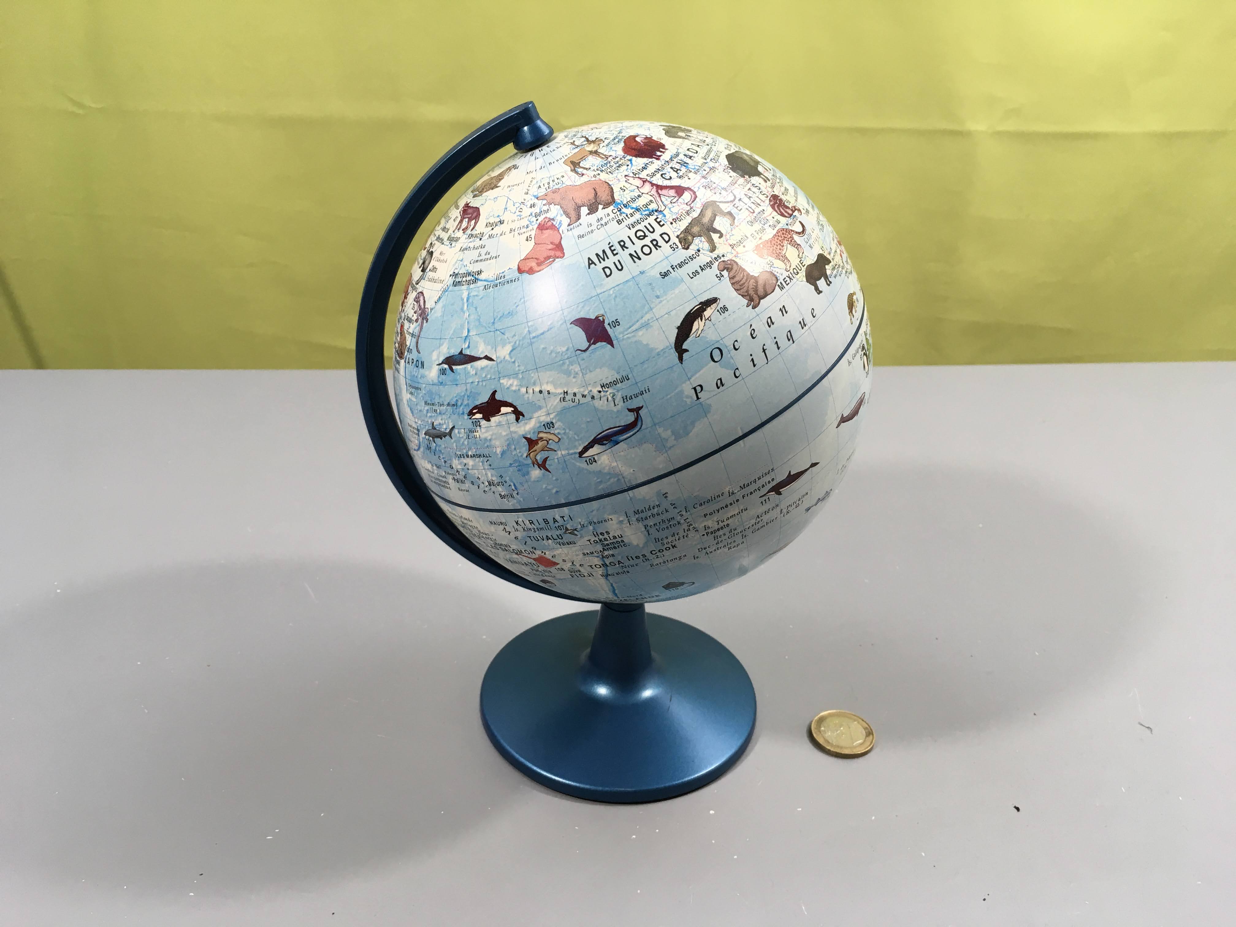 Petit globe terreste animaux