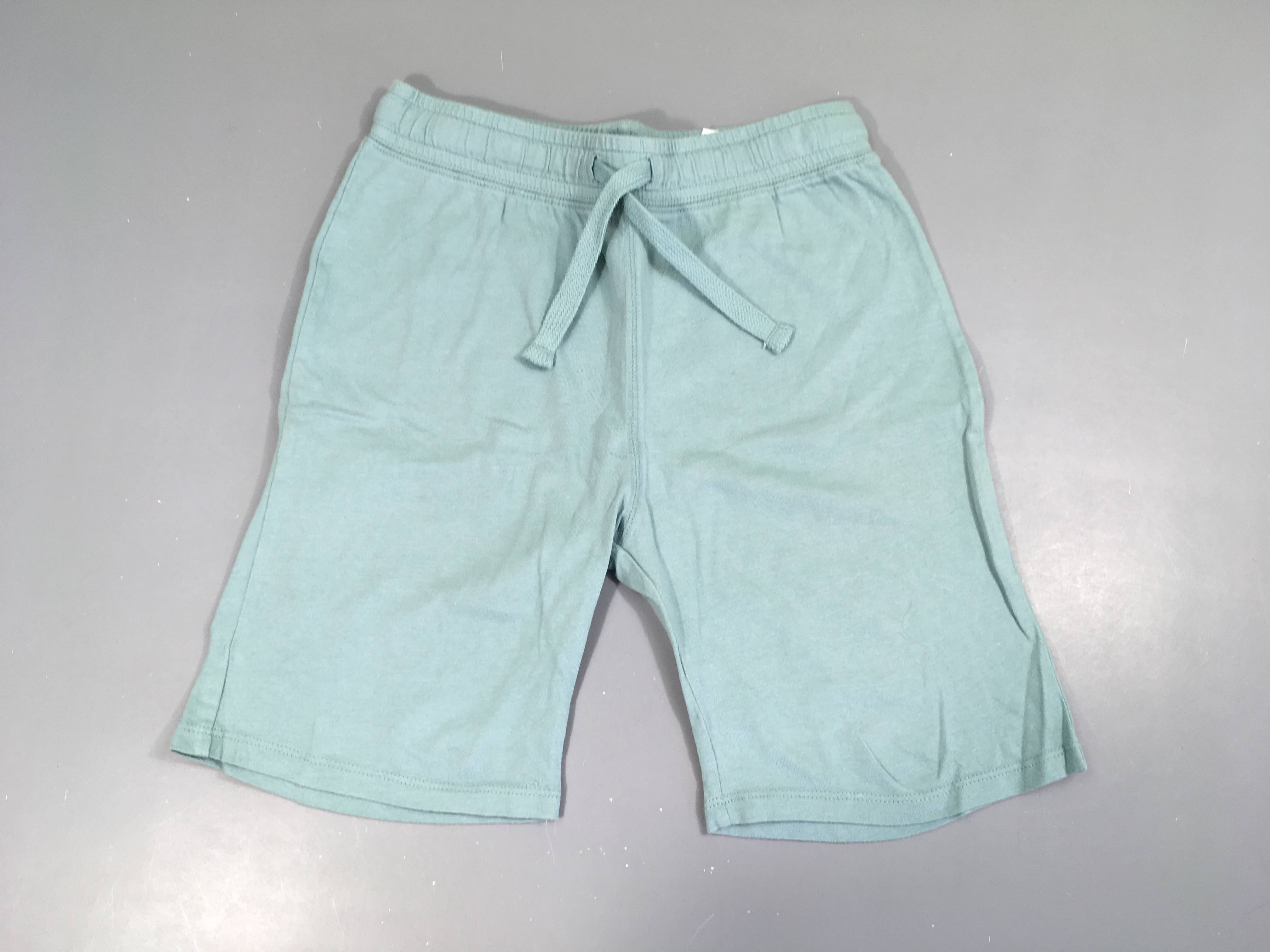 Short molleton bleu clair, un peu bouloché