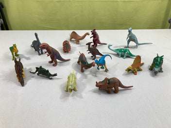 Lot de 17 dinosaures en plastique