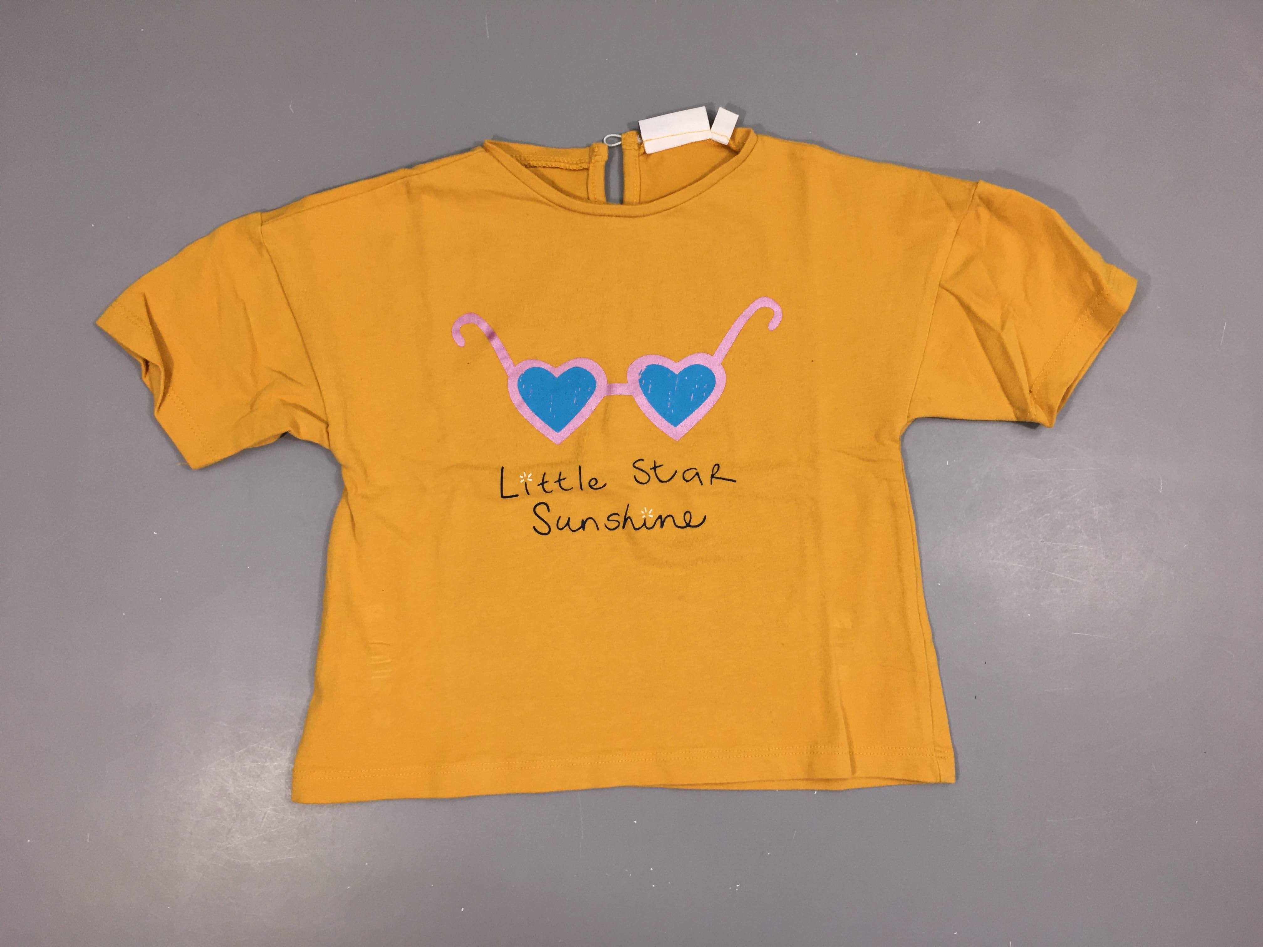 T-shirt m.c jaune moutarde lunettes, très légèrement bouloché