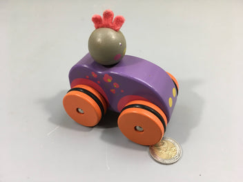 Voiture en bois à pousser mauve et rose avec tête de coq, traces d'usure