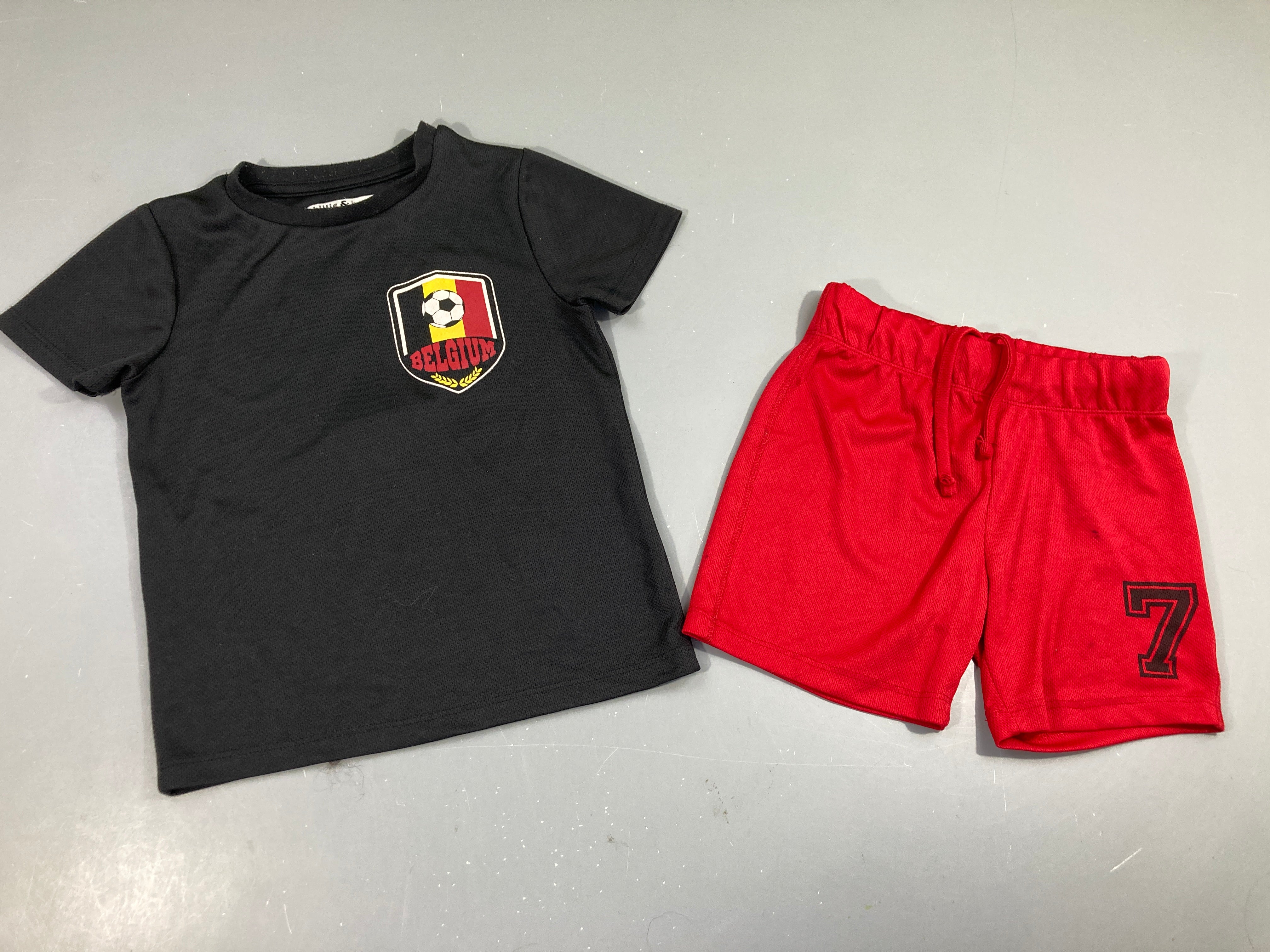 Ensemble de foot noir Belgium, un peu bouloché