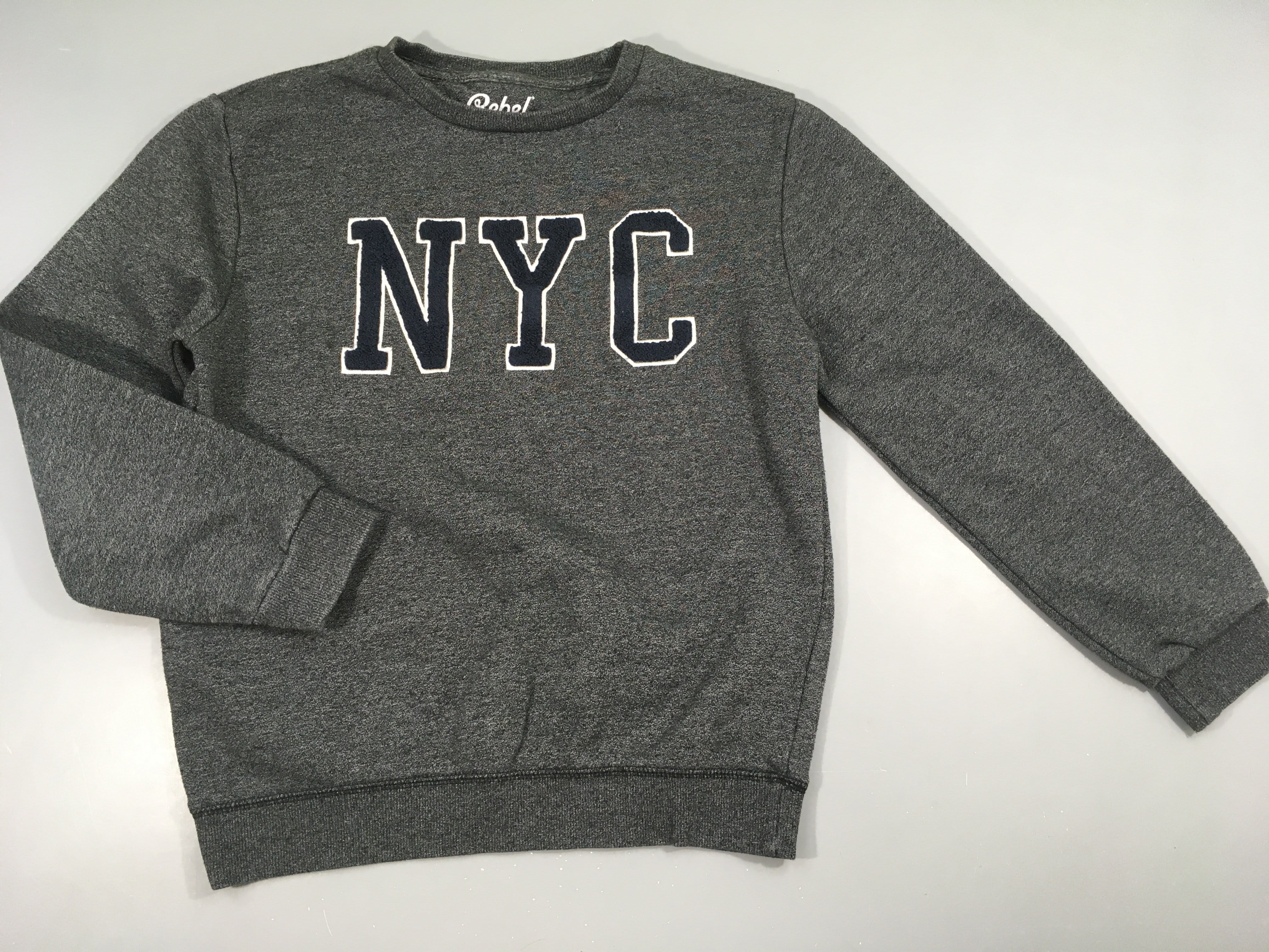 Sweat gris foncé chiné NYC, légèrement bouloché
