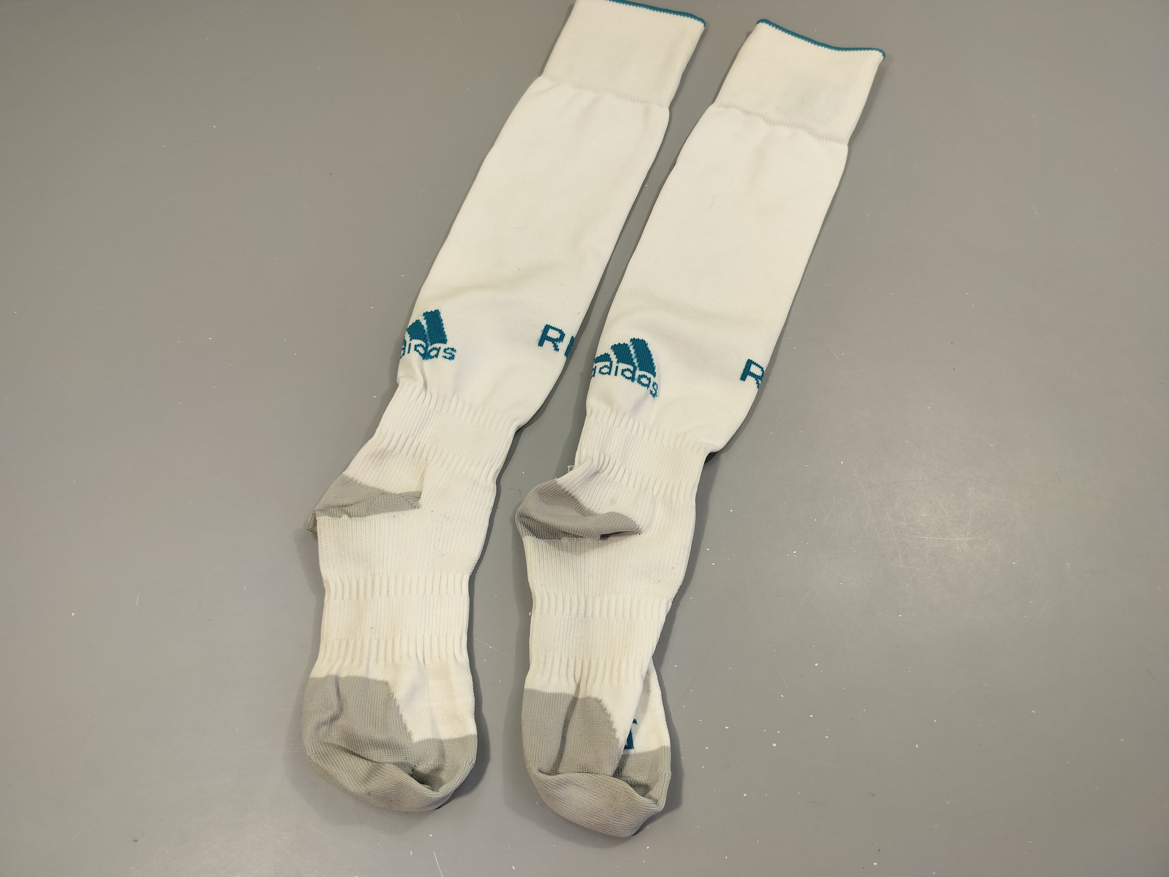 Chaussettes blanches de foot  RMCF. Pas de pointure indiquée.