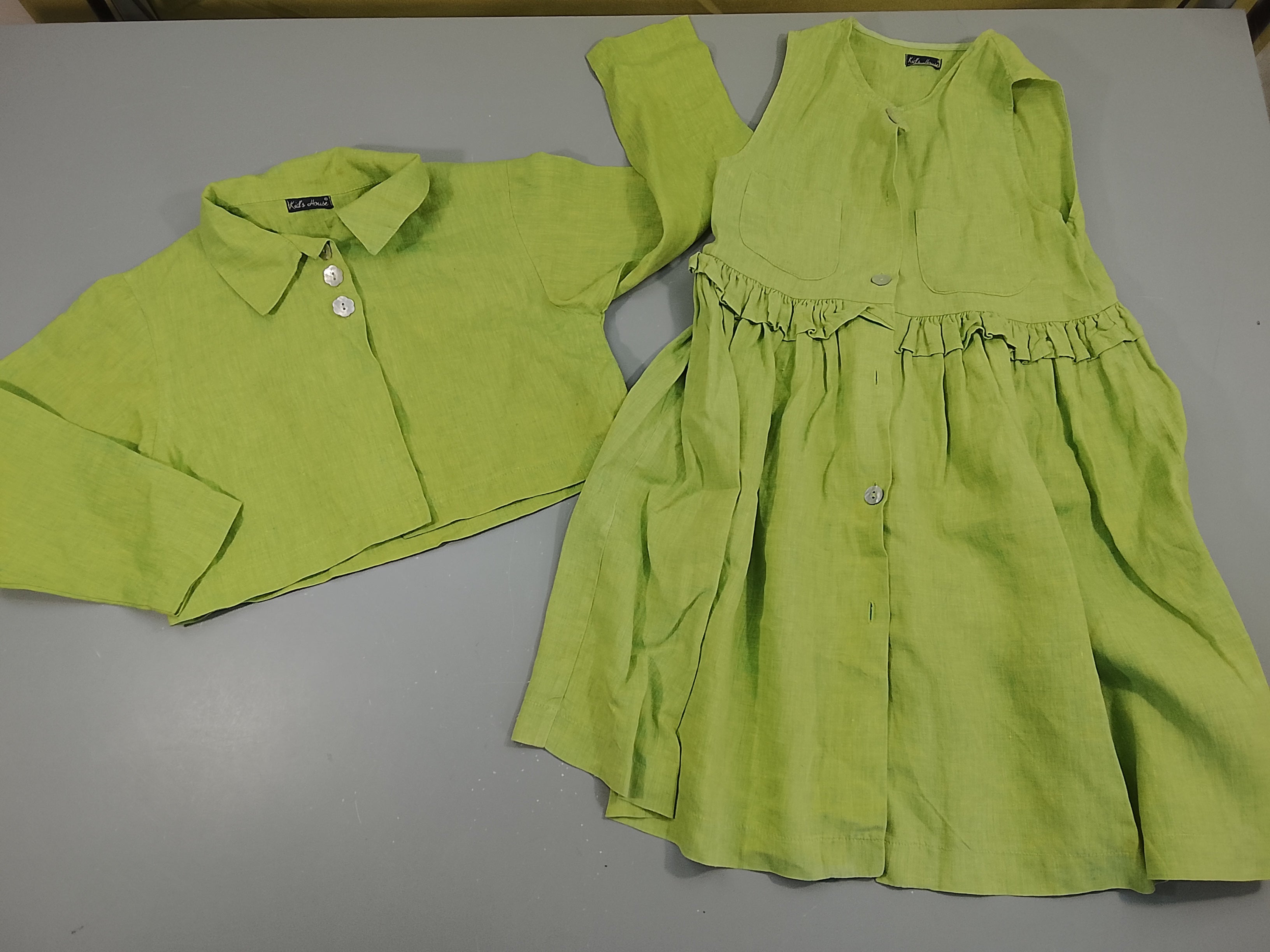 Ensemble Kid House Robe m.c  lin vert chiné jaune + verte courte assortie