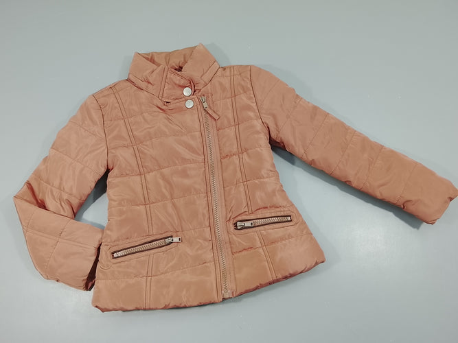 Doudoune light rose  zippée à capuche  (rangée  dans le col), moins cher chez Petit Kiwi