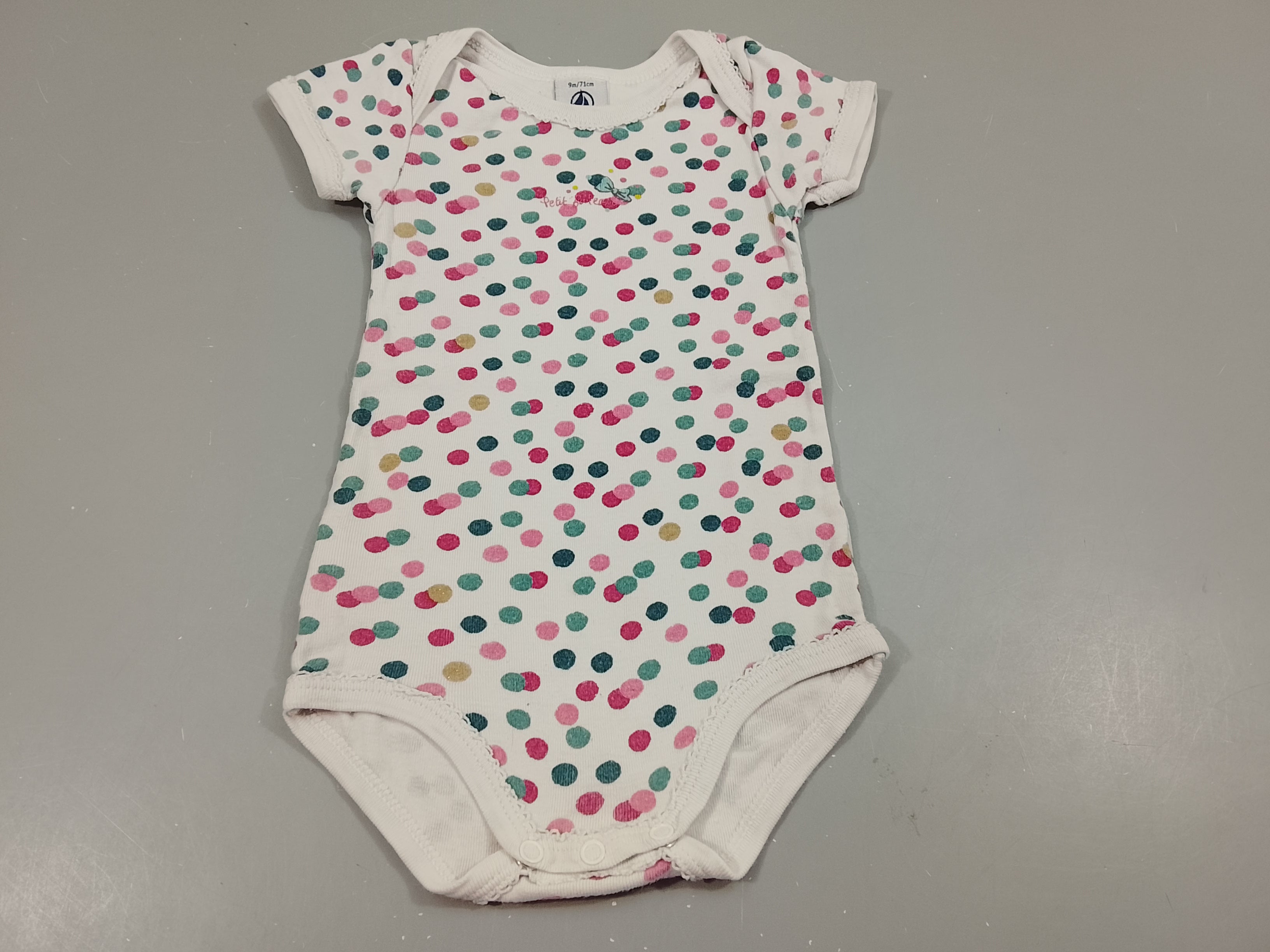 Body m.c blanc à pois bleu, rose, ocre