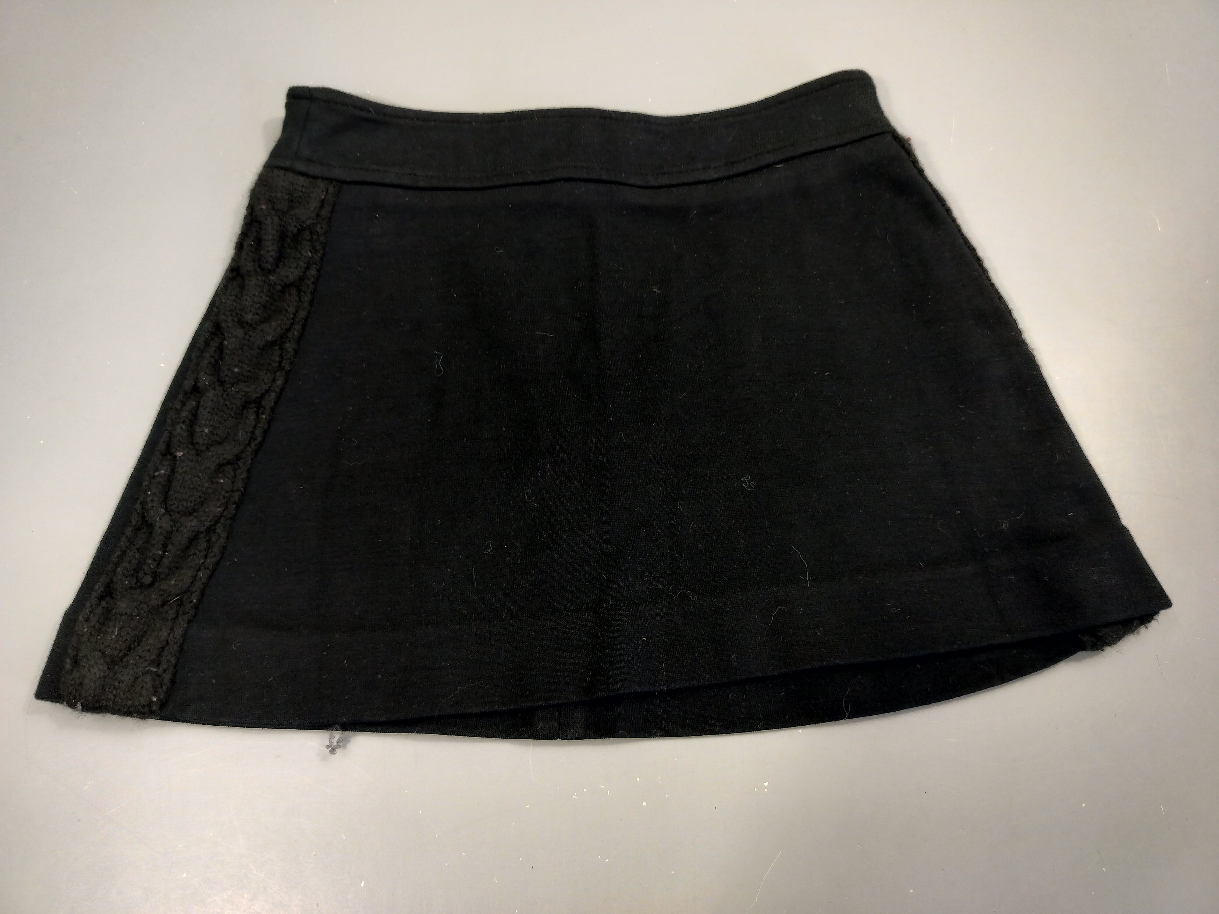 Jupe noire , petite bande tressée
