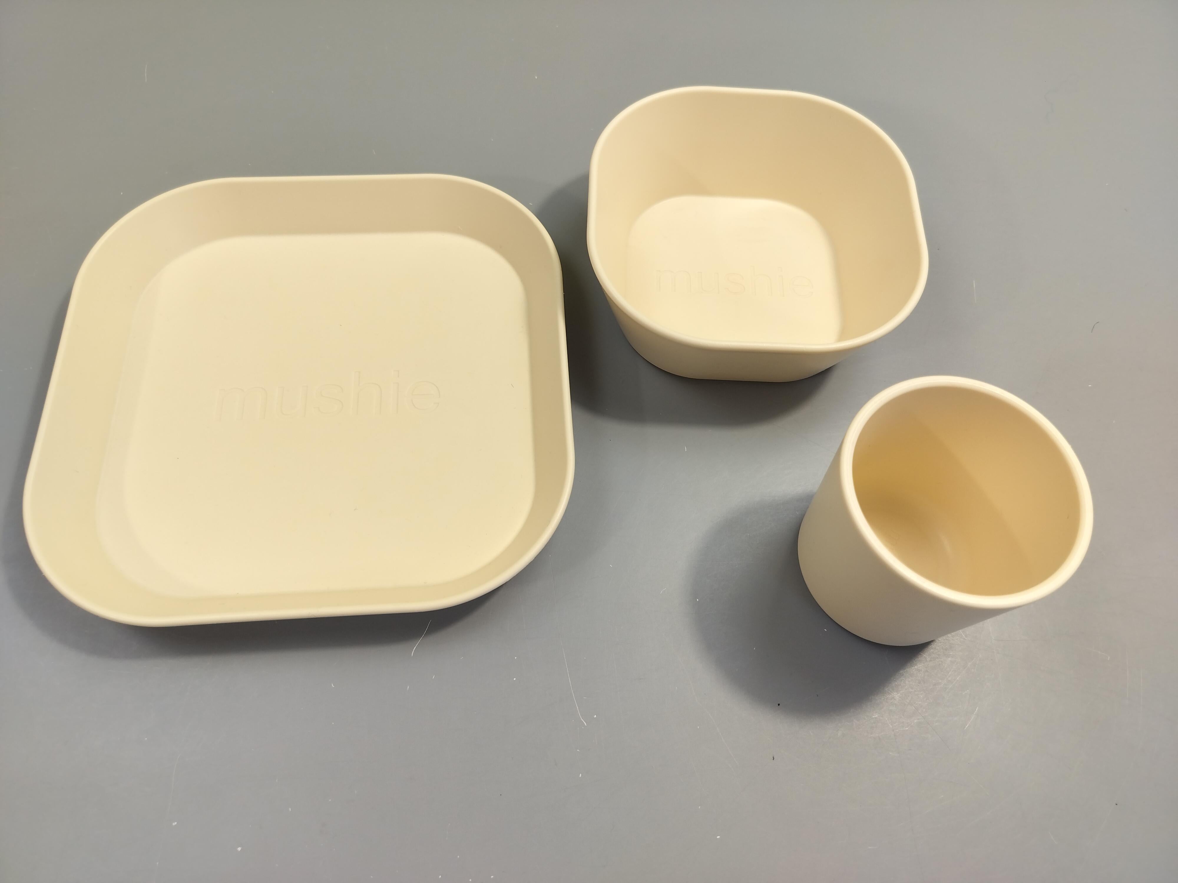 Ensemble Mushie  assiette carrée, bol carré + gobelet beige