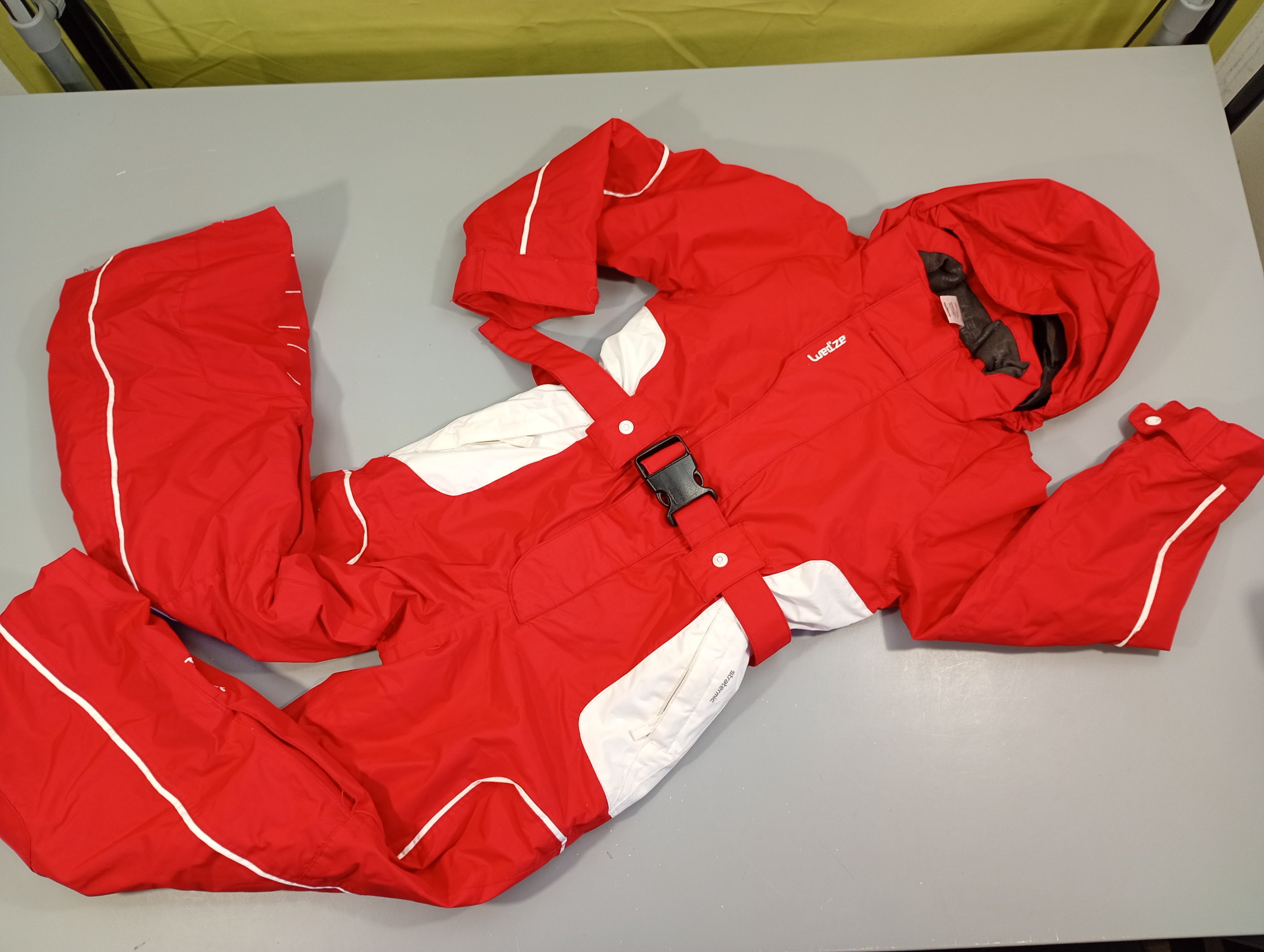 Combinaison de ski rouge et blanc  