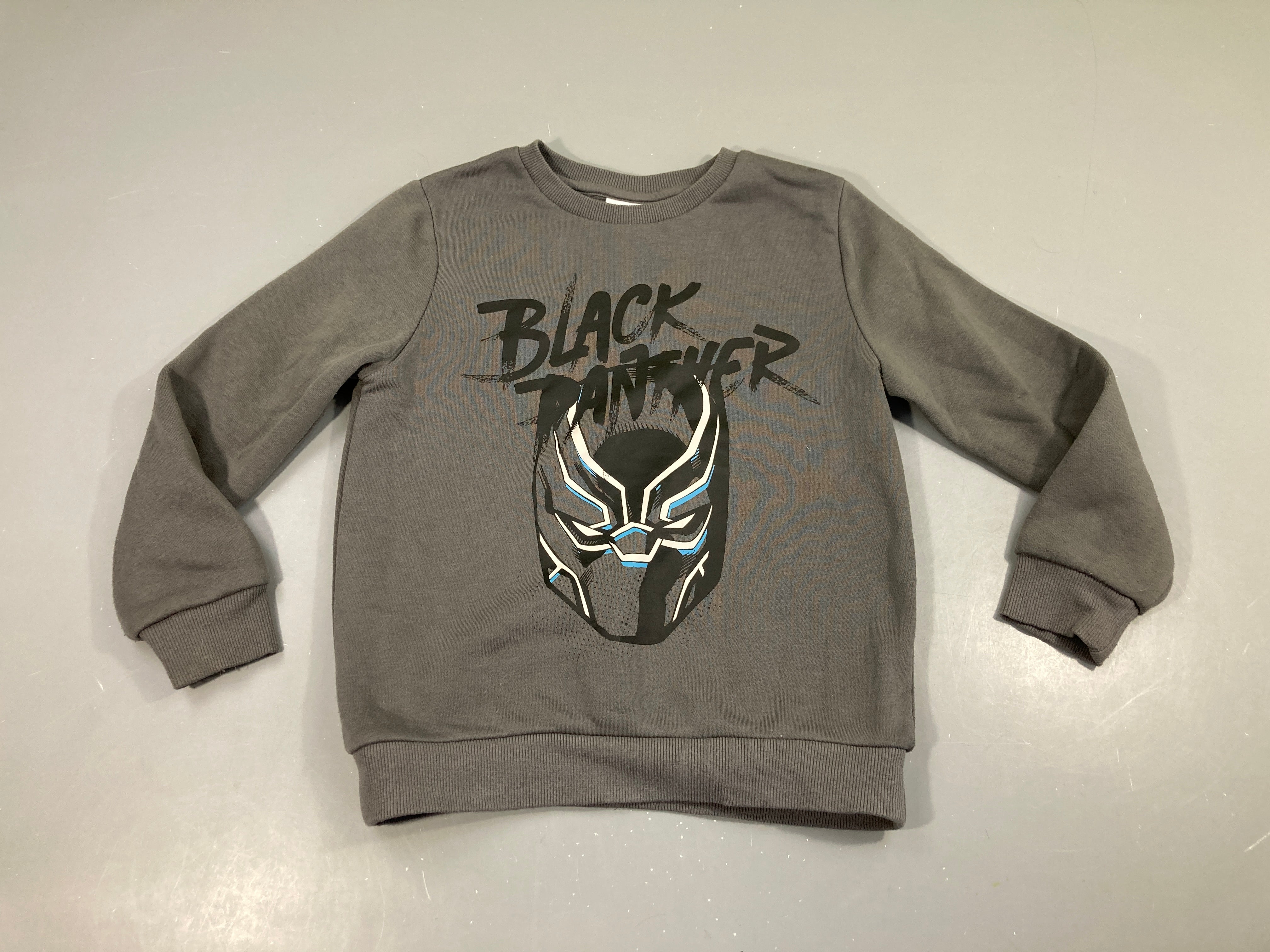 Sweat gris Black Panther, légèrement bouloché