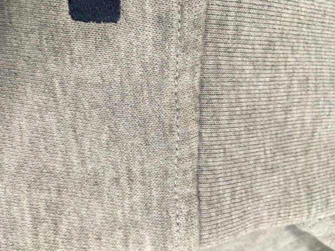 Sweat à capuche gris crâne légèrement bouloché Légère tache, moins cher chez Petit Kiwi