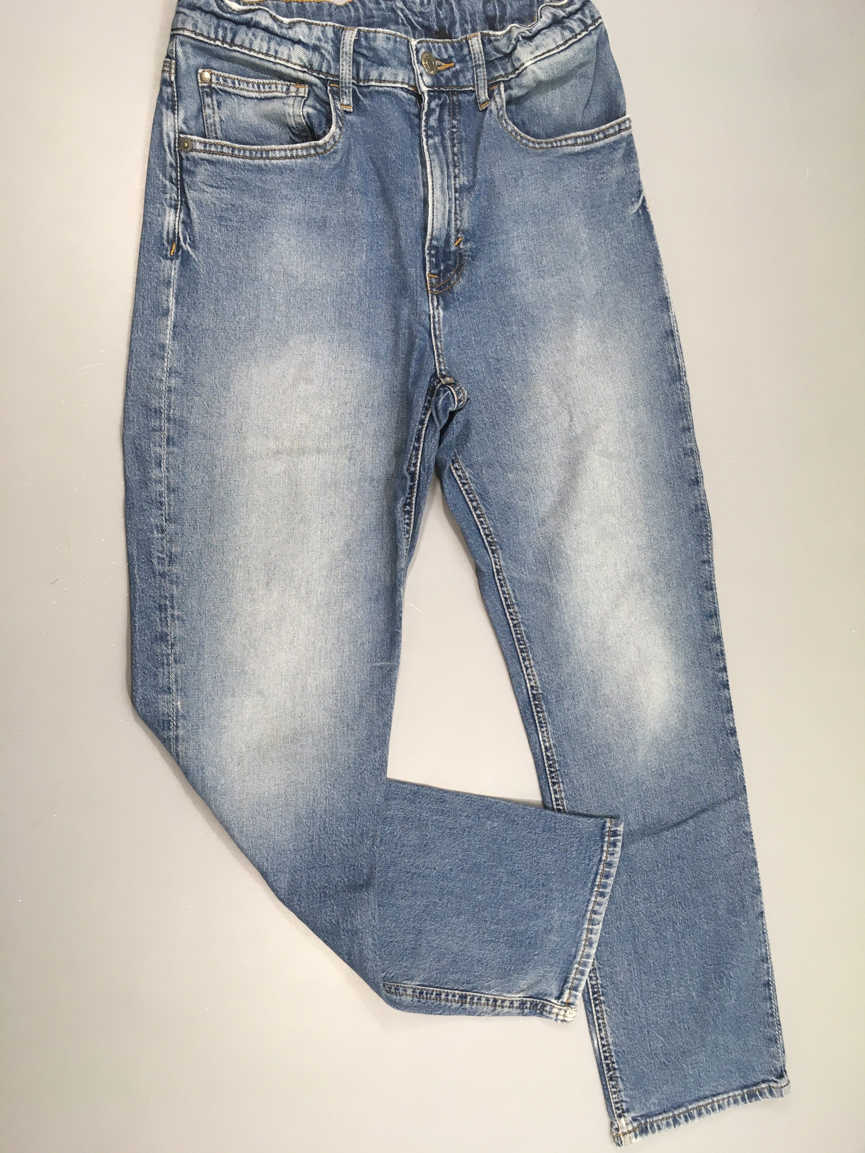 Jeans large clair effet éraillé et effiloché, 32