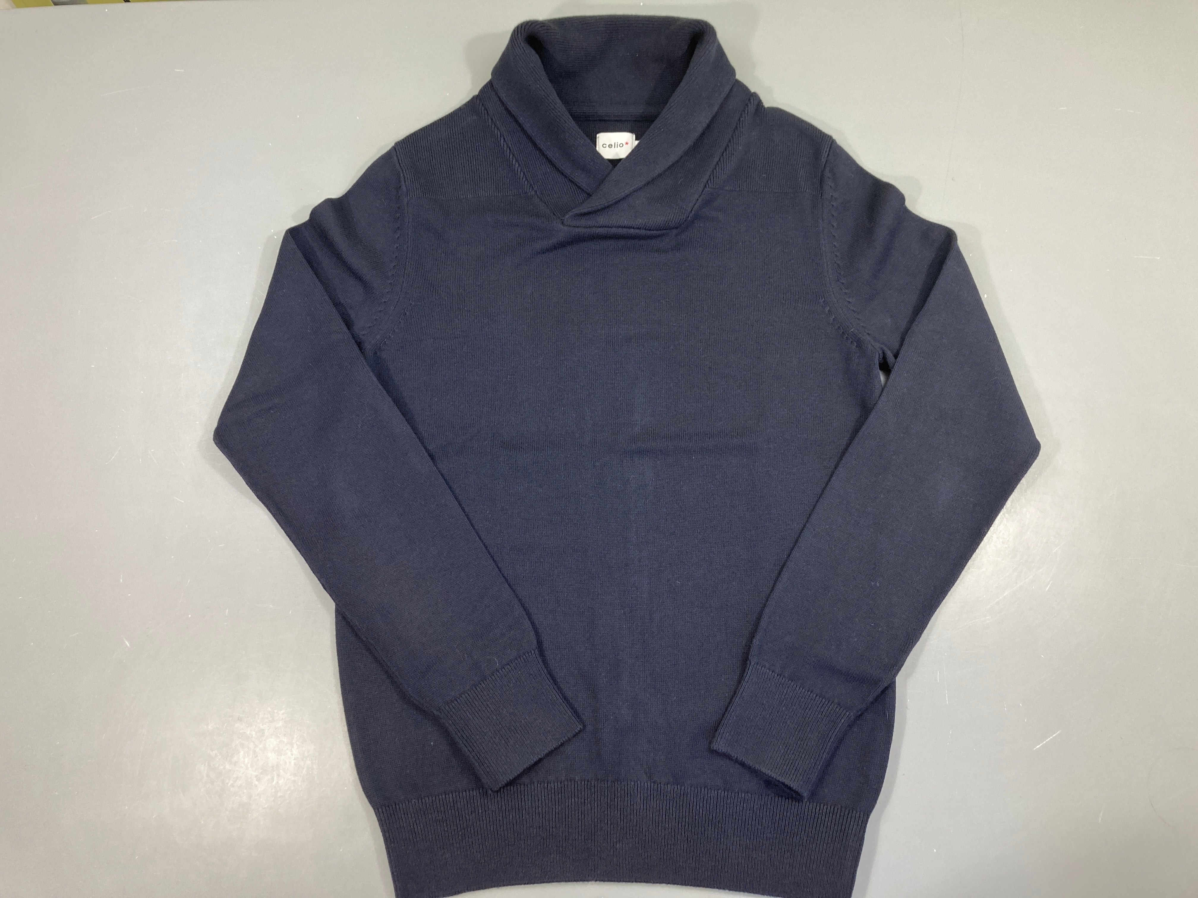 Pull bleu marine col châle Celio
